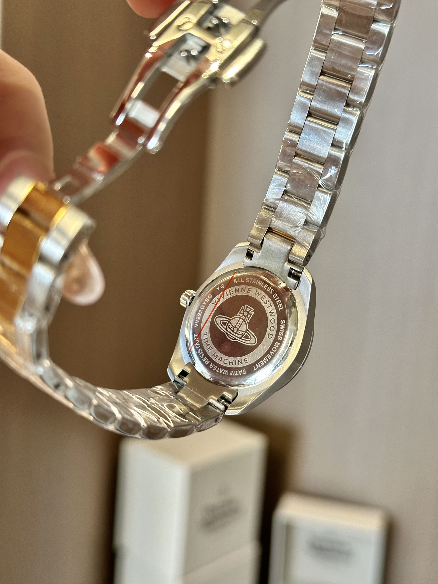 Bracelet:** 316L stainless steel - Lifestyle 2