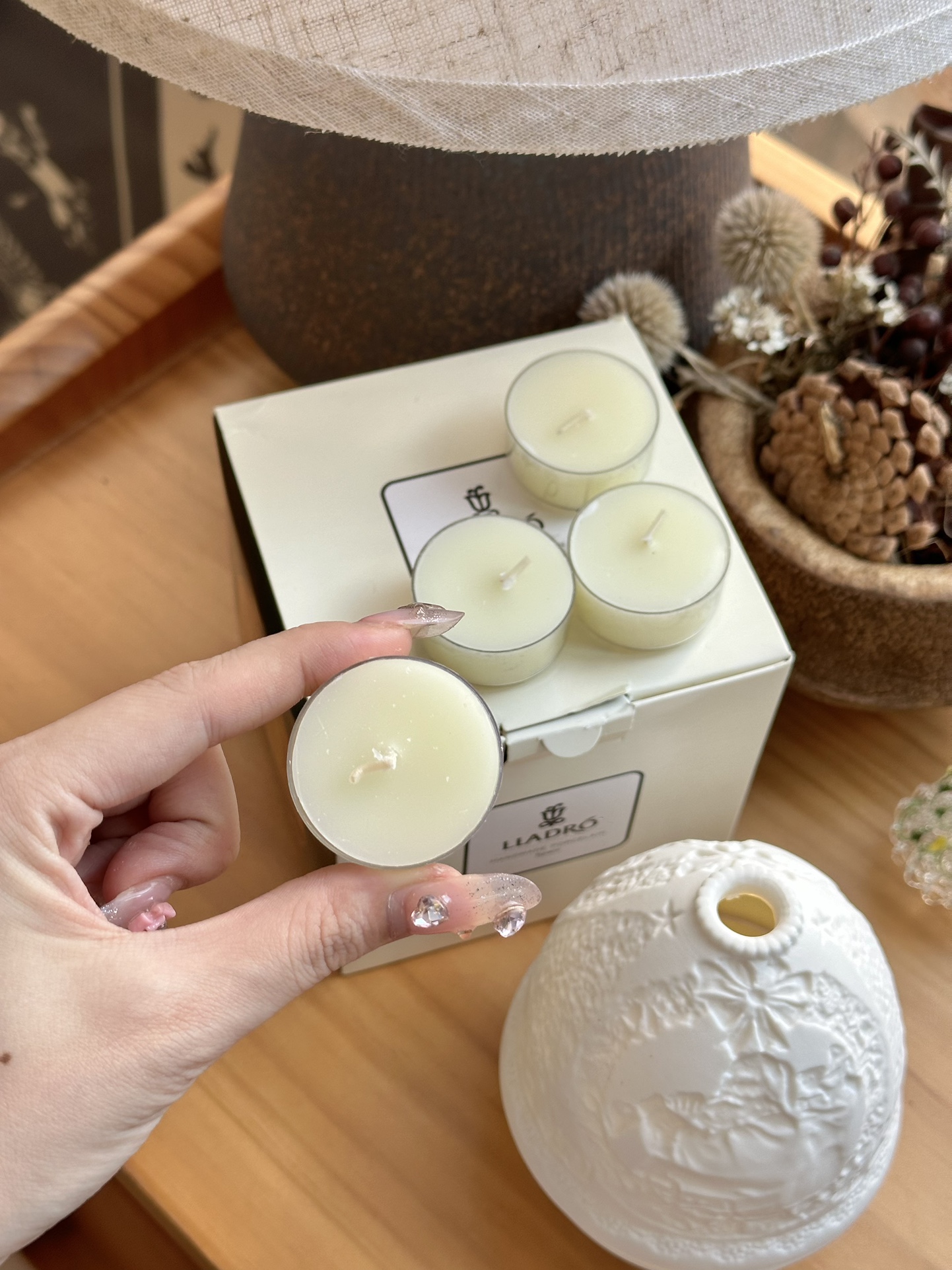 Flameless candle featuring an electronic core. Cordless design operates  - Comprehensive 2