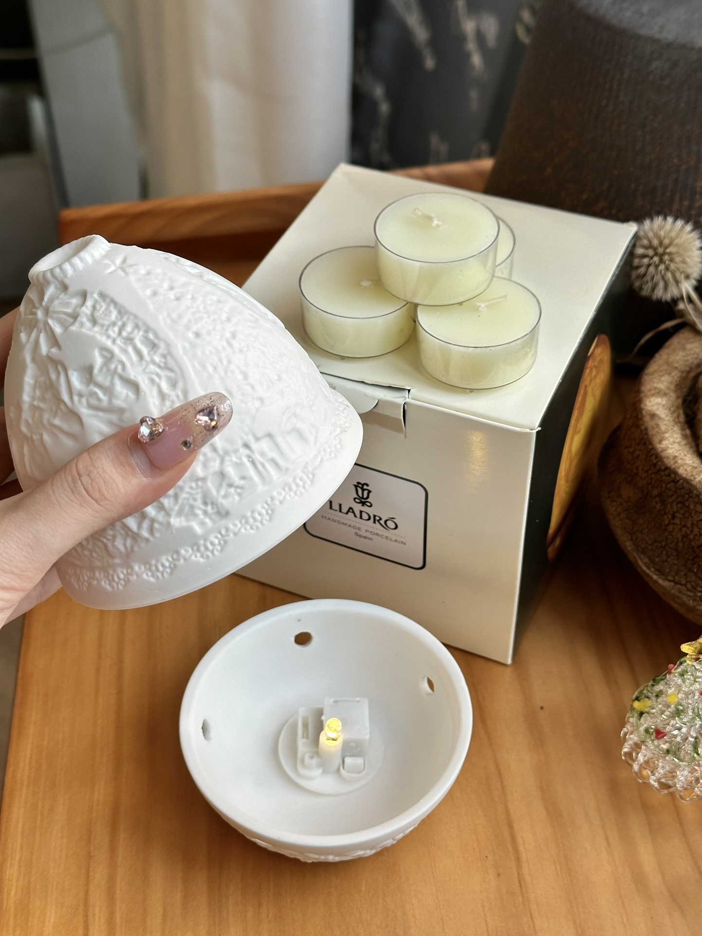 Flameless candle featuring an electronic core. Cordless design operates  - Comprehensive 3