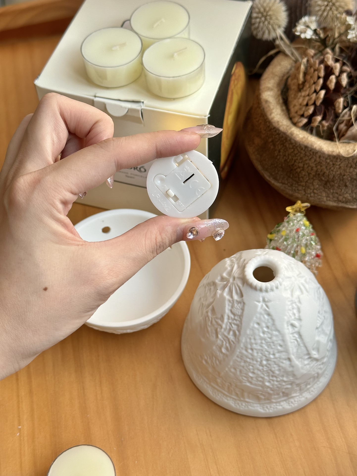 Flameless candle featuring an electronic core. Cordless design operates  - Comprehensive 6