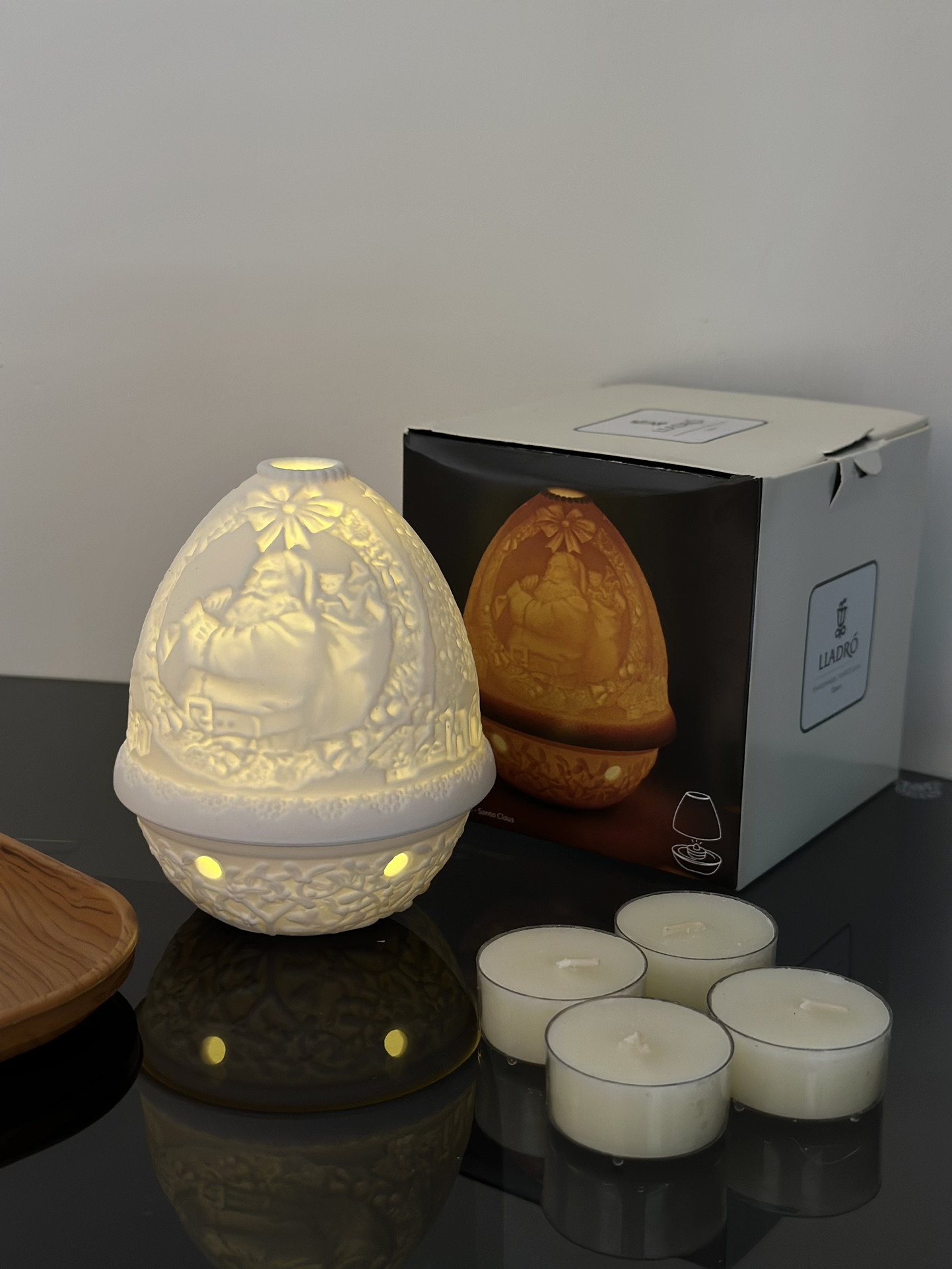 When illuminated at night, this lamp projects a starry pattern onto surr - Comprehensive 3