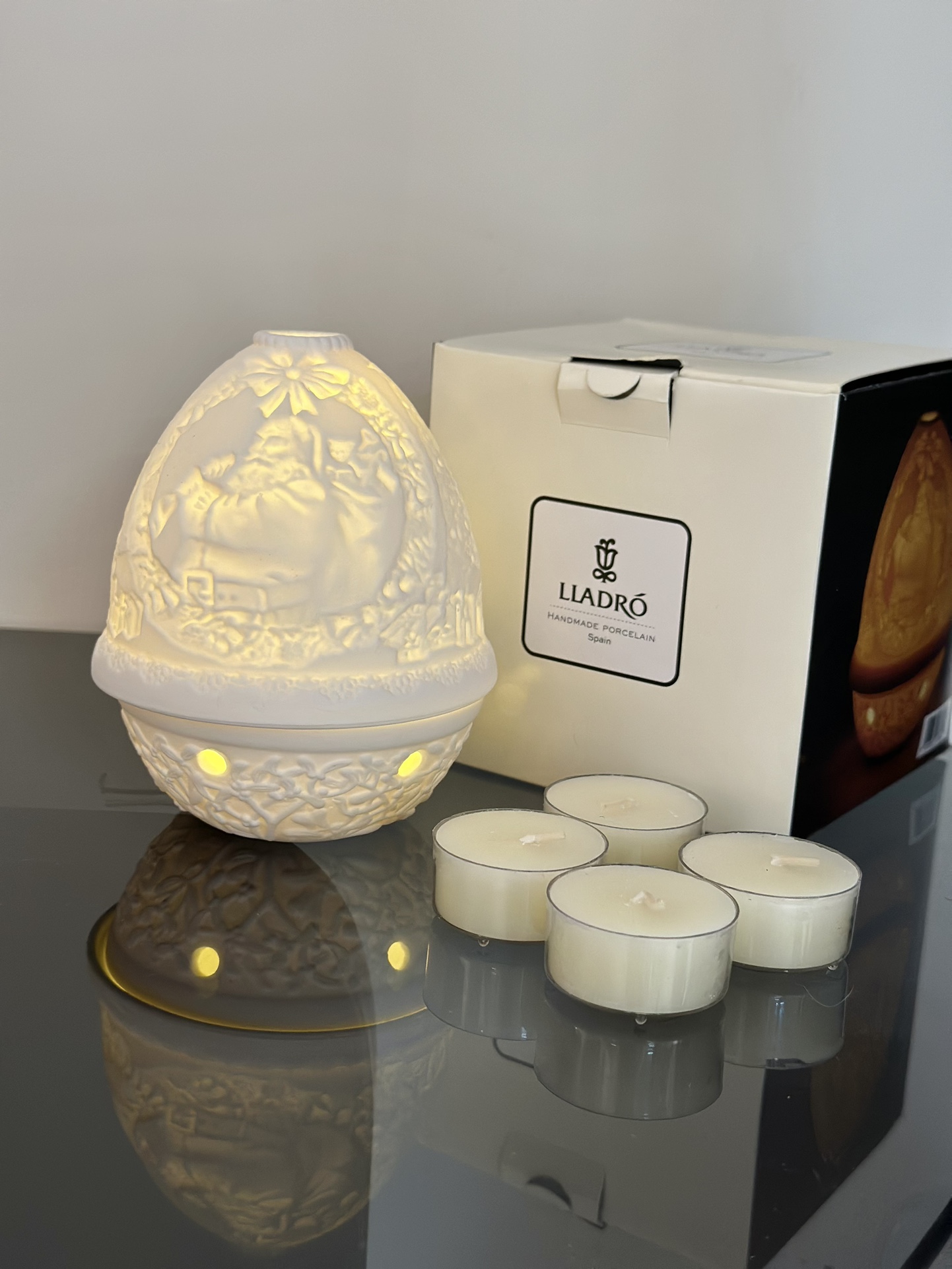 When illuminated at night, this lamp projects a starry pattern onto surr - Comprehensive 2
