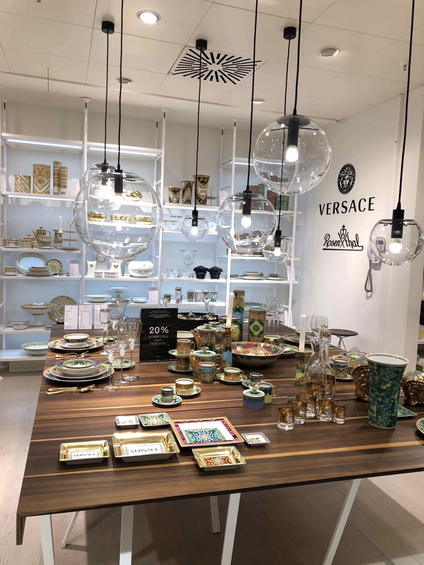 Versace's minimalist Italian aesthetic: understated, refined, and - Comprehensive