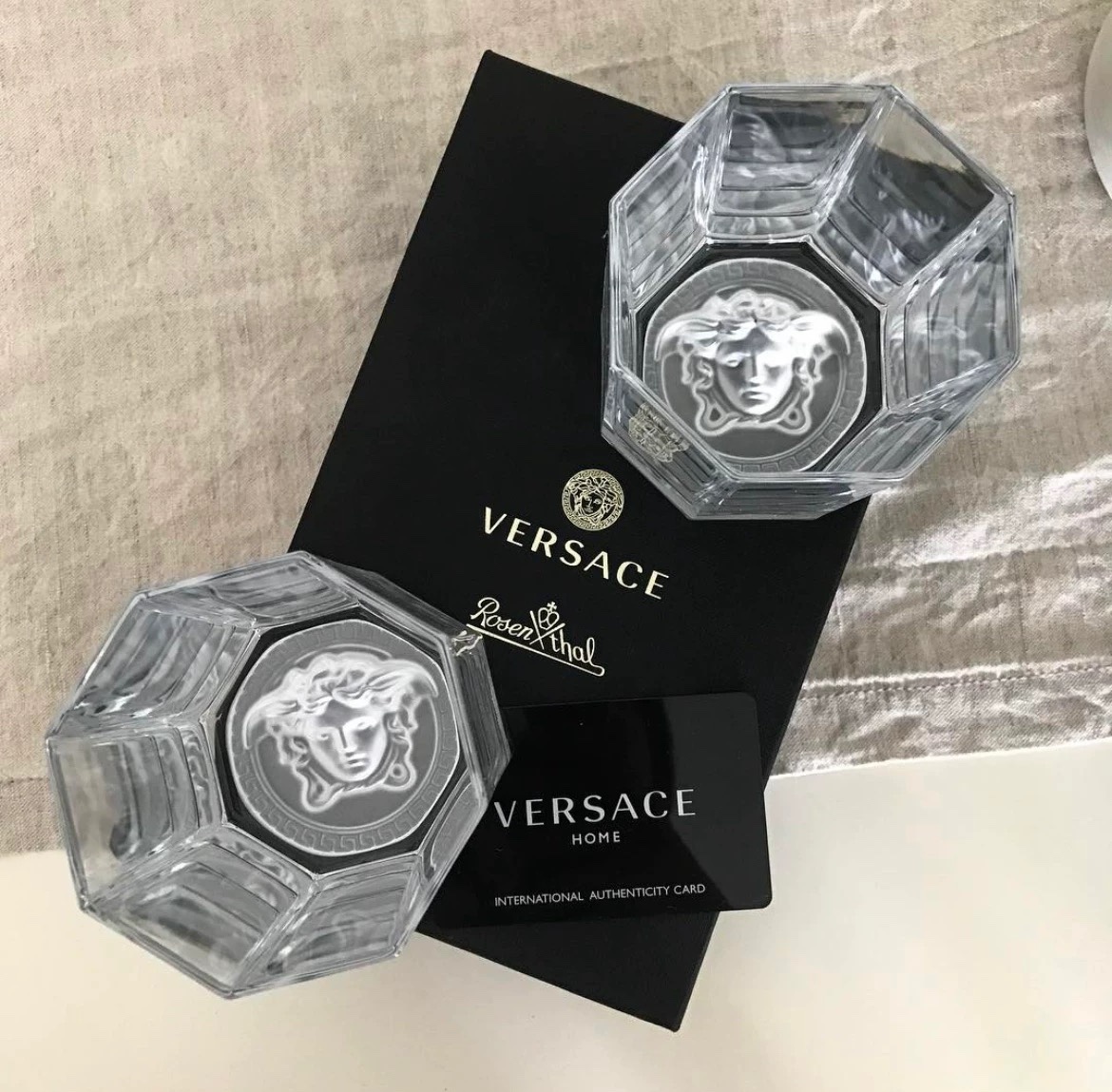 Versace's minimalist Italian aesthetic: understated, refined, and - Comprehensive 2