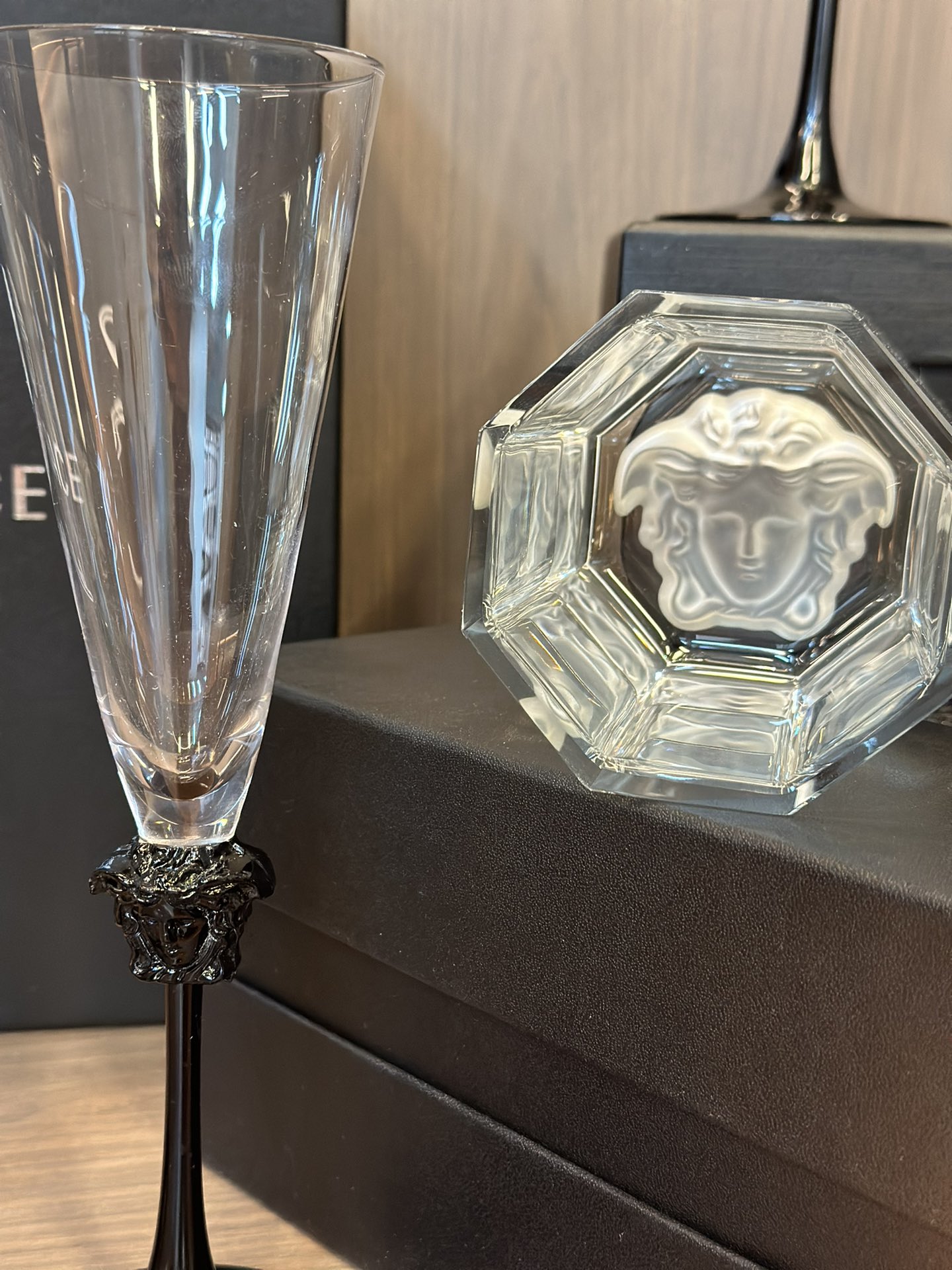 Italian luxury house Versace adopts the Greek mythological Medusa as its - Comprehensive 2