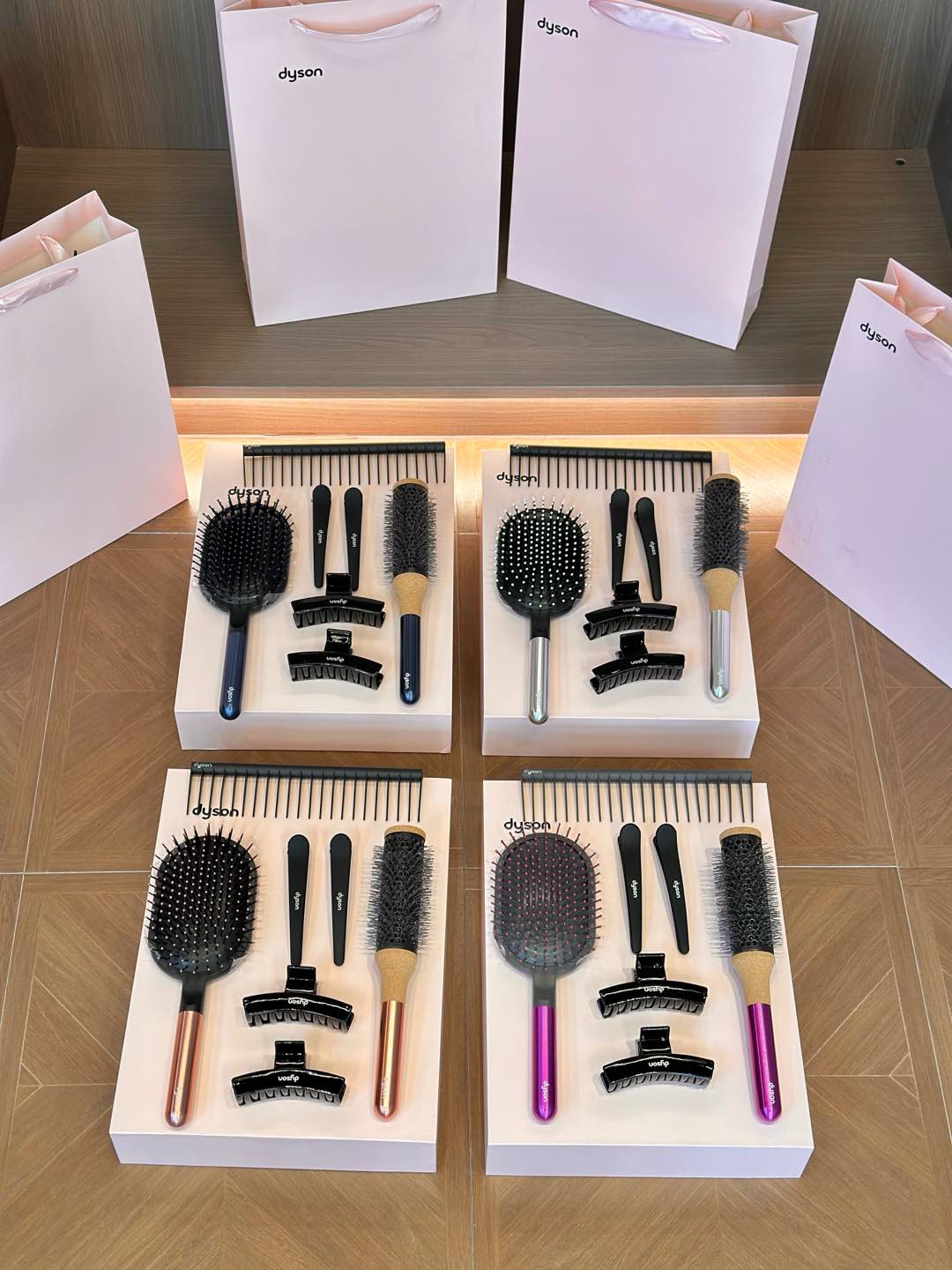 NO:808916,Channel goods!  !  Dyson hair tools gift box!  !  This is a useful gadget that really boosted my hair volume!  !  The last batch of the year, strike first to gain the upper hand!  !  Hurry up and stock up. Every time I come across their channel, I’m always pleasantly surprised!  There are too many products on the market. It can be said that they look exactly the same, but it does not mean that they are effective or feel exactly the same when used!  Good things really are what you pay for!  !  , trendy department store19860909渠道货！！戴森美发工具礼盒！！ 真正让我发量爆炸好用的好玩意！！ 年度最后一批 先下手为强！！ 赶紧囤 每次碰到他家渠道 我都是一整个惊喜！ 市面上f的太多了 可以说长得一摸一样 不代表 功效 或者使用感觉真的一摸一样！ 好东西还真的是一分钱一分货！！,潮品百货,accessory