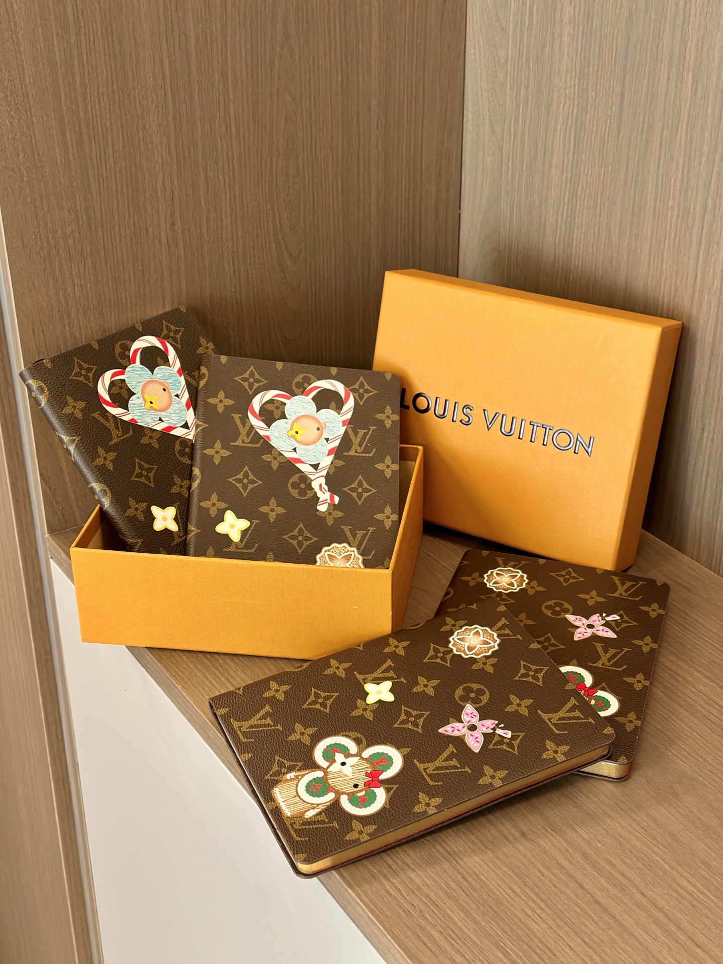 NO:809226,Limited Edition Laolvjia Notebook Four-piece Gift Box Who knows the value of this!  !  A set of four will cost thousands of dollars per official!  Family members, this wave of wool must be consumed!  I have kept it to myself!  The essentials in our life are really indispensable!  Use it to record in the office and use it to record textbooks in school!  If you show your hand, you will not be envious of others!  And it’s a Vivian limited edition!  Anyone who knows anything knows this!  This style is so hard to buy!  The quantity is limited, so by the time you hesitate, it’s probably already sold out!  If you want to stock up, hurry up~, trendy department store, louis vuitton, louis vuitton19860909限定版老驴家笔记本四件套礼盒 谁懂这个含金量！！ 一套四组 官方一个就要打几千块啊！ 家人们～这一波羊毛必须耗啊！ 我已经自留啦！ 我们生活必备品 真的少不了！ 办公用它记录 上学用来记课本！ 拿出手这不得 羡煞旁人！ 而且还是薇薇安限定款式 ！ 懂货都知道 ！这样款式巨难买啊啊啊啊！ 数量有限 等你犹豫时候 估计就已经卖空了！ 要囤货的 要赶紧了～,潮品百货,louis vuitton,louis vuitton,accessory