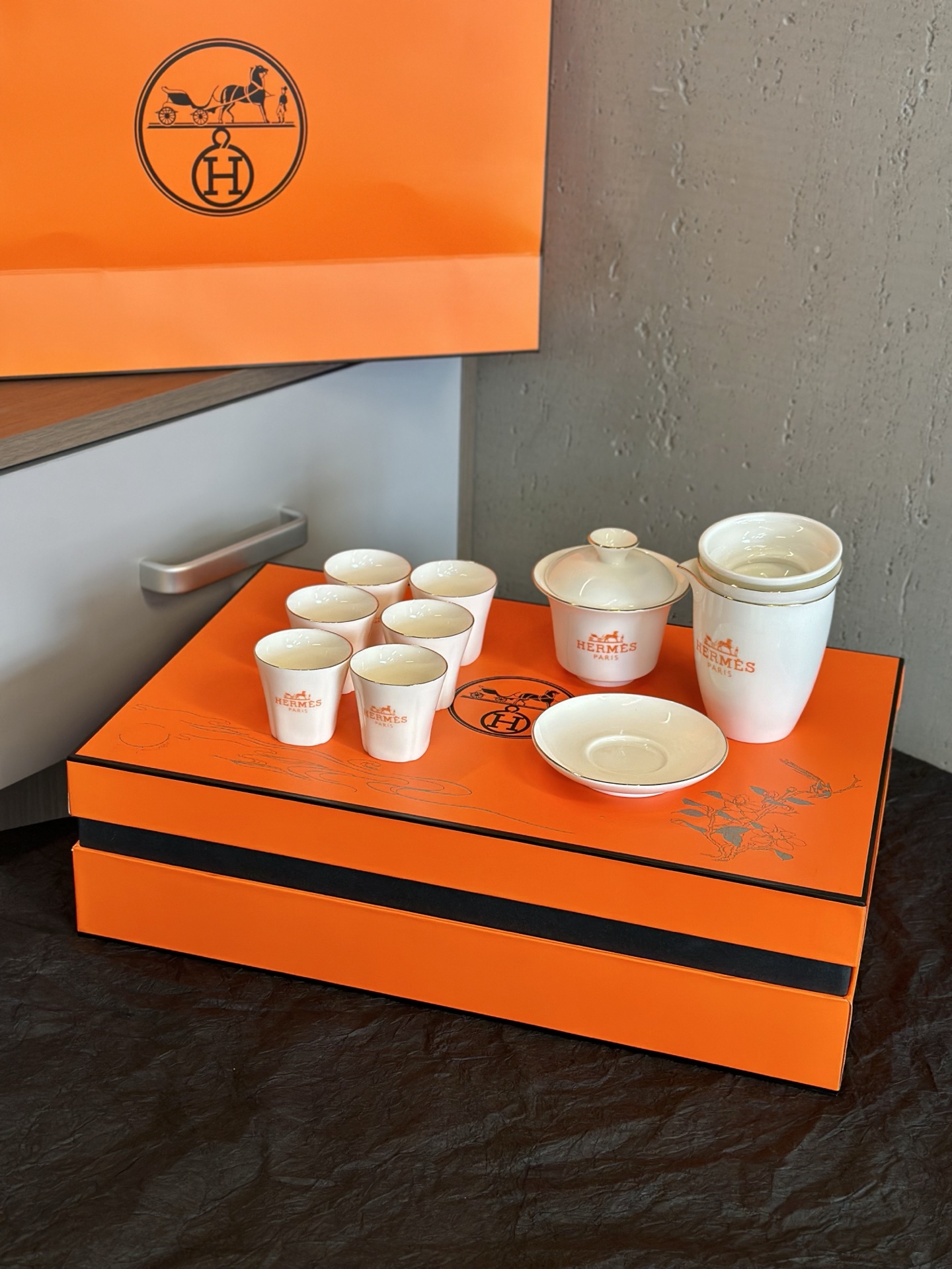 NO:809456,Each one is so beautiful that I don’t want to give it away as soon as I open it!  It’s been a while since I got a batch again!  Export foreign trade bill!  !  I don’t need to talk about quality!  H family tea tasting nine-piece set!  !  The gift box is perfect for besties, girlfriends, leaders, and teachers!  Material: Suet-fat jade is not an ordinary porcelain material. As the old saying goes, there is a kind of white called 'Chinese white'. Suet-fat jade white porcelain is simple and versatile. It is the perfect beauty ceiling in white porcelain tea sets!  Fired at high temperature, it has no glaze and is as white as jade, just like moonlight wine on the water, giving people a sense of tranquility~ The transparency is just right, like mist covering the bright moon, the color of the tea soup can be reflected through the bowl body, and the sound it makes when tapped is crisp and sweet!  Like jade but not jade is better than jade!  The H family mutton-fat jade porcelain tea set is really high-end, and this set is hard to find on the market!  !  It’s really not my fault~ So grab it as soon as you come across it!  Limited quantity, first come first served!  ,tea set    cup19860909每个都美在我心尖儿上一打开就不想送人了！ 时隔多久再次拿到一批！ 出口外贸单！！品质我都不用啰嗦了吧！ H家品茶九件套！！礼盒装 送闺蜜 送女朋友 送领导 送老师都很适合！ 材质羊脂玉 不是普通瓷器材质 老话说有一种白叫“中国白”,羊脂玉白瓷 素净百搭,是白瓷茶具里妥妥的颜值天花板！ 经高温烧制,无釉,洁白凝脂如美玉,宛如月光酒在水面上,给人静谧的感受~ 通透度恰到好处,像是薄雾罩明月,透过碗身可以映射出茶汤的色泽,敲击时发出的声音,清脆悦耳！ 似玉非玉胜过玉！ H家羊脂玉瓷茶具真的好高级 而且这一套 市面上很难碰到！！ 真的不是我吹～ 所以碰到赶紧拿下！ 数量不多 先到先得！,茶具,accessory