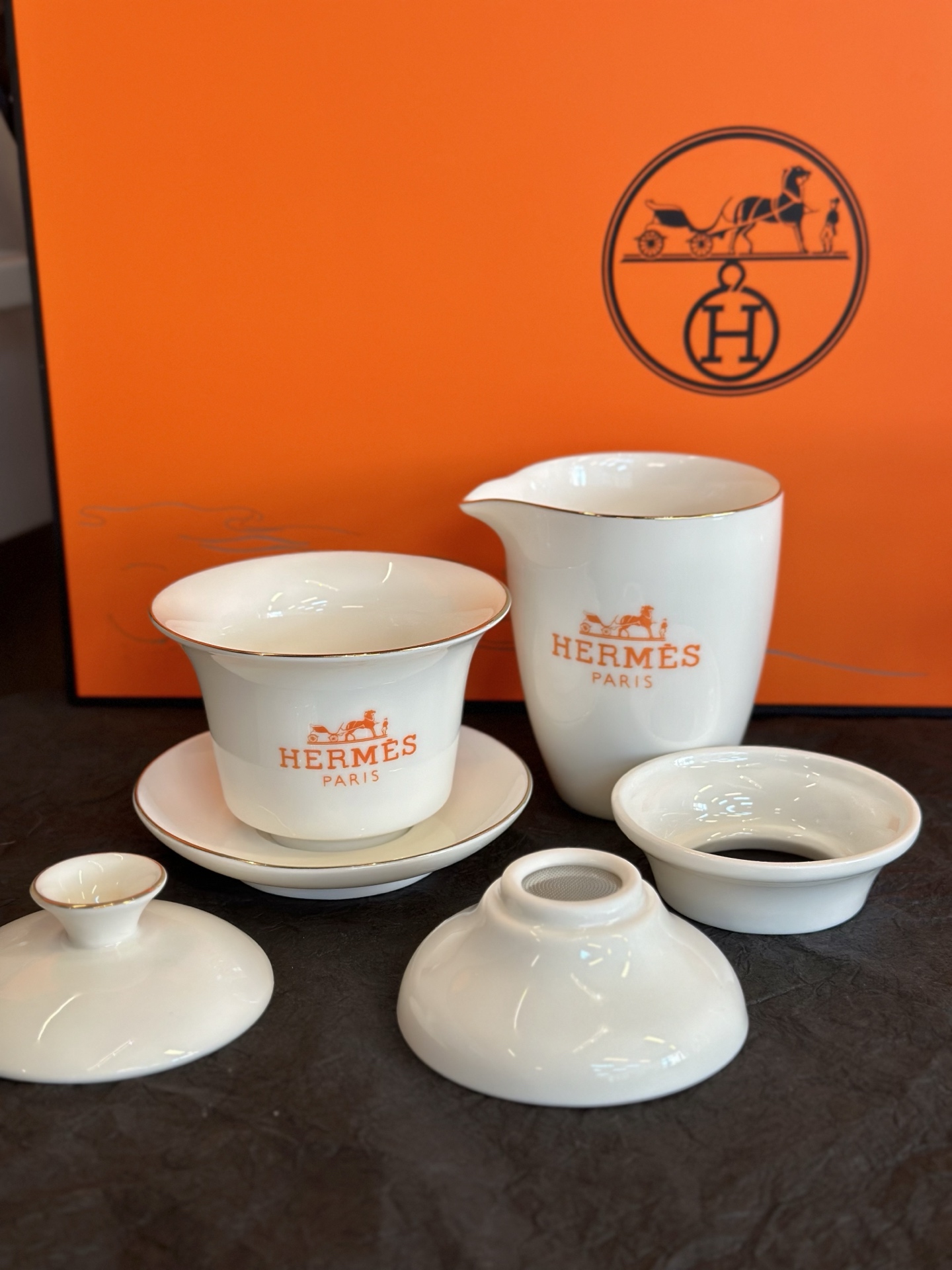 NO:809455,A very pure white porcelain covered bowl with an ultra-thin mutton-fat jade cover. The bowl is fired at high temperatures. The porcelain is as textured as jade and is ultra-thin and translucent. It is as warm and moist as jade. It looks like new after long-term use and leaves no tea stains. After seeing tea sets with rich colors and various shapes, you will find that simple and elegant white utensils are what you like best. Tea sets      cups19860909一只很纯粹的白瓷盖碗一羊脂玉超薄盖 碗经度高温烧制,瓷质如玉,超薄透光. 温润如玉,久用如新,不留茶垢. 在看过了色彩丰富、形态万千的茶器之后 会发现简约素雅的白色器物才是心头好.,茶具,accessory