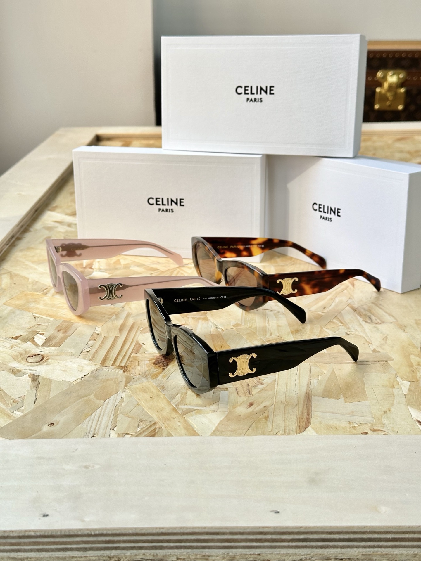 NO:809503,These sunglasses are too high-end and have a good quality. Although the frame is large, it does not feel like it is pressing on the bridge of the nose or heavy. The length of the temples is 5.7 inches, the width of the lenses is 2.2 inches, the length of the bridge of the nose is 0.7 inches, Chaopin Department Store19860909这款墨镜太高级,太有质感了 边框虽然较大,一点都不会觉得压鼻梁也不重的. 镜腿长度5.7英寸 镜片宽度2.2英寸 鼻梁长度0.7英寸,潮品百货,accessory