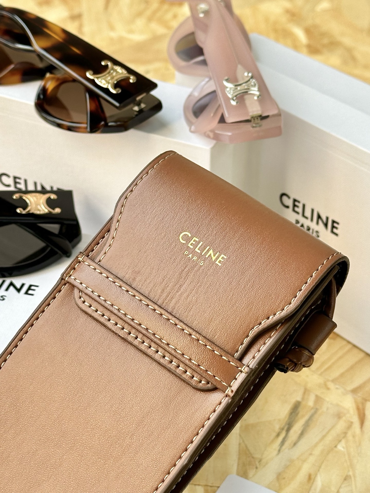 NO:809501,The super surprise is that the gift box also comes with a small brown leather storage bag from CE!  Oh my God, my family, do you understand the value of this set?  I won’t say much!  I want this small bag for 1,000 yuan!  The gift box is now available!  Isn’t this a robbery?  The material is so huge and so good that once I get it, I want to keep it secret!  Love it!  !  Even if you don’t use it to store glasses!  We wear it every day and it’s so eye-catching!  , trendy department store19860909超惊喜还是礼盒还有赠送ce家棕色皮革收纳小包！ 我的天,家人们～你们懂这一套的含金量嘛？ 我不说多！这一个小包一千块要吧！ 现在礼盒就有！这不抢？ 材质巨巨巨好,我拿到手我都想私藏起来！ 太喜欢了！！就算不用来做眼镜收纳！ 我们日常搭配背着它 都超吸睛啊！,潮品百货,accessory