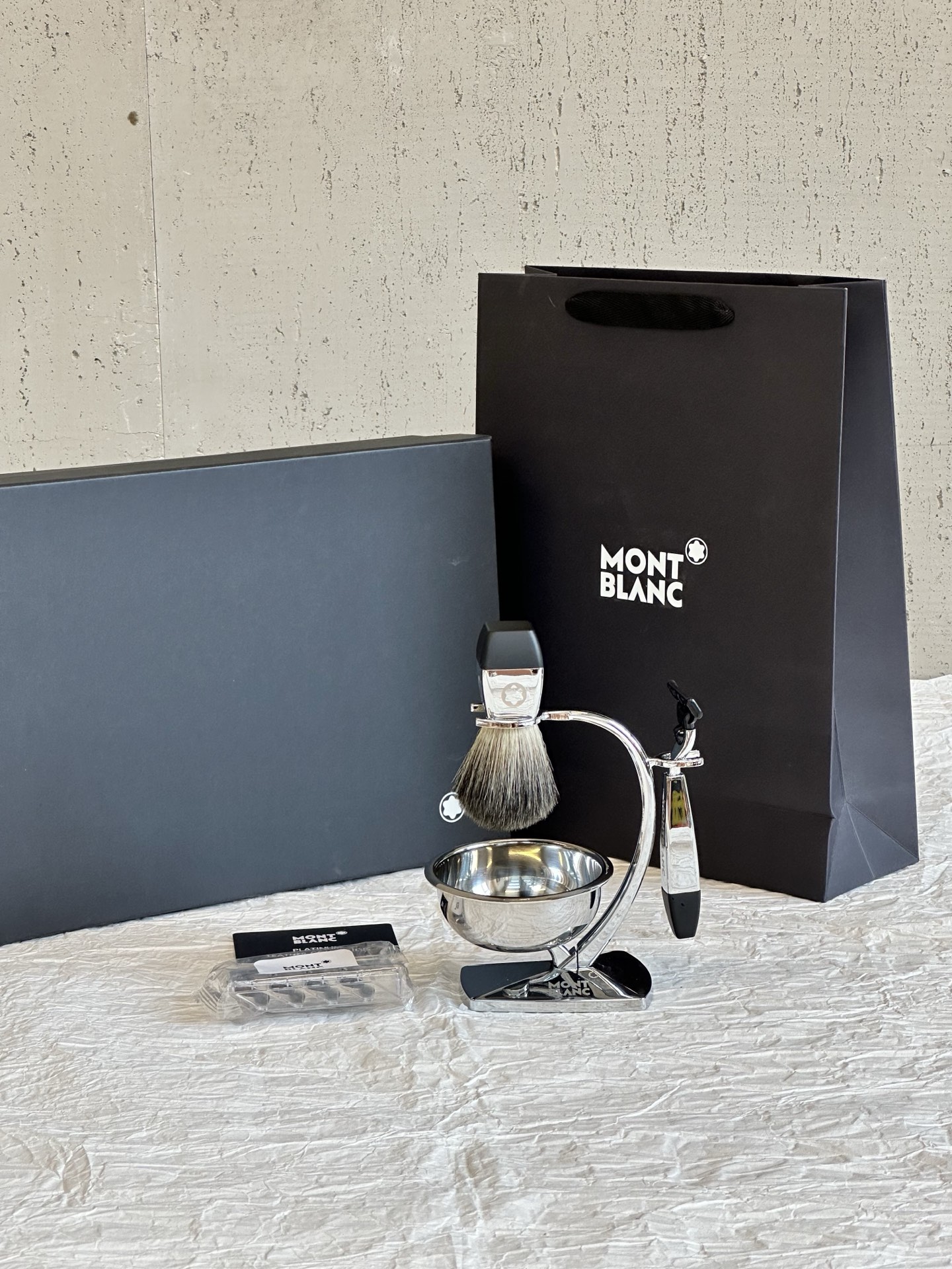 NO:809564,Stylish men’s new grooming favorite, meet Montblanc razors!  Exclusive channel!  !  Sent in original gift box!  !  Limited edition manual shaving gift box!  !  There is no circulation in the market. Everything is rare and valuable. Everyone knows this!  !  In the pursuit of quality and style, Montblanc razors are men's most tacit partners. And with the outbreak of the European Industrial Revolution and the rise of metallurgical technology, the first old-fashioned razor came out. This straight-shaving razor has been highly respected until the 20th century. At that time, only men with status and attitude towards life had the leisure to go to barber shops to shave, and that shaving method was called 'manual wet shaving'., Fashion Department Store, montblanc19860909型男理容新宠,邂逅万宝龙剃须刀！ 独家渠道！！原礼盒发出！！ 限定款 手动剃须礼盒！！ 市面上没有流通 物以稀为贵 大家都懂的！！ 在追求品质与格调的路上 万宝龙剃须刀是男士们最默契的伙伴. 而且从欧洲工业革命爆发,冶金技术兴起 第一把老式剃须刀随之问世 这种直剃式剃须刀一直备受推崇到20世纪. 在那个时候,只有有地位、生活态度的男士才有闲情去理发店剃须,而那种剃须方法称之为“手动湿剃”.,潮品百货,montblanc,accessory