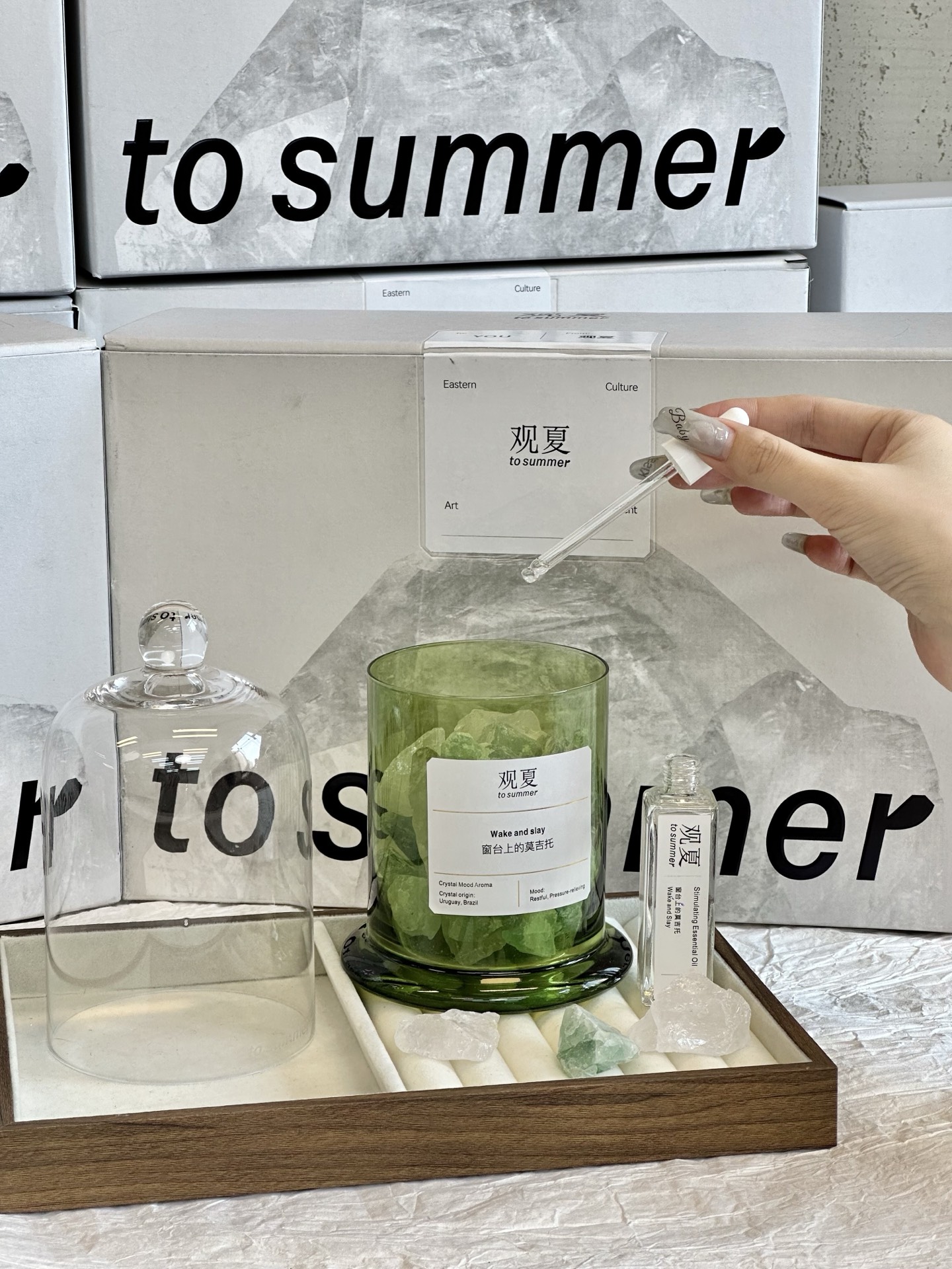 NO:811112,The fresh fragrance of mojito on the windowsill is my favorite eucalyptus flavor!  Mix a refreshing Mojito with fresh lime, bubbling soda water, green mint leaves, and ice cubes are essential. In the sunny living room, sit at the small table and enjoy afternoon tea alone. Take off the jingle cover of the aromatherapy diffuser, add a few drops of essential oil, and without an open flame, the aroma will slowly come in. Under the sunlight, the green crystal is as clear as emerald, and the aroma of mint eucalyptus is refreshing.  This is a fragrance that I completely fall in love with from its name to its appearance to its connotation!  , Car Aromatherapy. Home Fragrance. Candles19860909窗台上的莫吉托 清新香氛 是我最爱的 尤加利味道！ 调上一杯清新爽口的Mojito,青柠要新鲜,苏打水冒着泡,薄荷叶绿油油,冰块必不可少. 在洒满阳光的客厅,坐在小桌前享受一个人的下午茶时光.将香薰的叮当罩取下,滴上几滴精油,不着明火,香气便缓缓而来.在阳光的照射下,绿晶石犹如翡翠般晶莹剔透,薄荷尤加利的香气清冽. 这是一款从名字到外观再到内涵都让我 完全爱上的香薰！,车载香薰.居家香氛.蜡烛,accessory