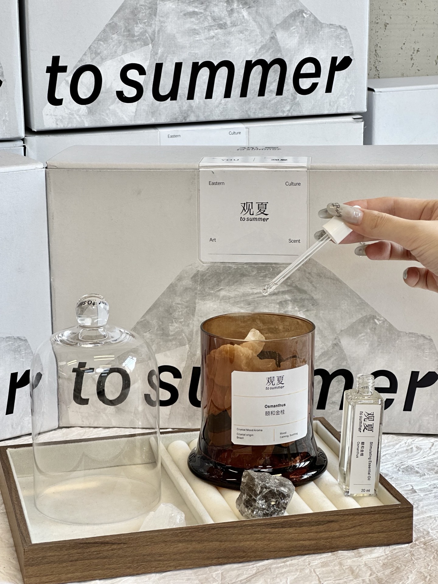 NO:811109,Summer Palace Golden Osmanthus As soon as I opened it, the familiar and charming osmanthus fragrance suddenly hit my nostrils, as if I was taken under the osmanthus tree in the Summer Palace. The combination of natural crystal stones and the carefully blended golden osmanthus fragrance is not only an olfactory enjoyment, but also a visual feast. Each crystal stone has a unique texture, and it is an exquisite scenery when placed there.  It makes my room seem like a small osmanthus garden, creating a peaceful and beautiful little world for me in my busy life. Every time I come home and smell the fragrance of osmanthus, my body and mind can be greatly relaxed and soothed. The perfect combination of the fragrance of osmanthus and the mystery of crystal stones brings a unique sensory experience, car aromatherapy, home fragrance, candle19860909颐和金桂 一打开它,那熟悉又迷人的桂花香瞬间扑鼻而来,仿佛一下子把我带到了颐和园的桂花树下. 天然的晶石搭配上精心调配的金桂香调,不仅是嗅觉上的享受,更是一场视觉的盛宴.每一块晶石都有着独特的质感,摆在那里就是一道精致的风景. 它让我的房间仿佛变成了一个小小的桂花园,在忙碌的生活中为我营造出一片宁静而美好的小天地.每次回到家,闻到这股桂花香,身心都能得到极大的放松和舒缓. 将桂花的芬芳与晶石的神秘完美结合 带来独特的感官体验,车载香薰.居家香氛.蜡烛,accessory