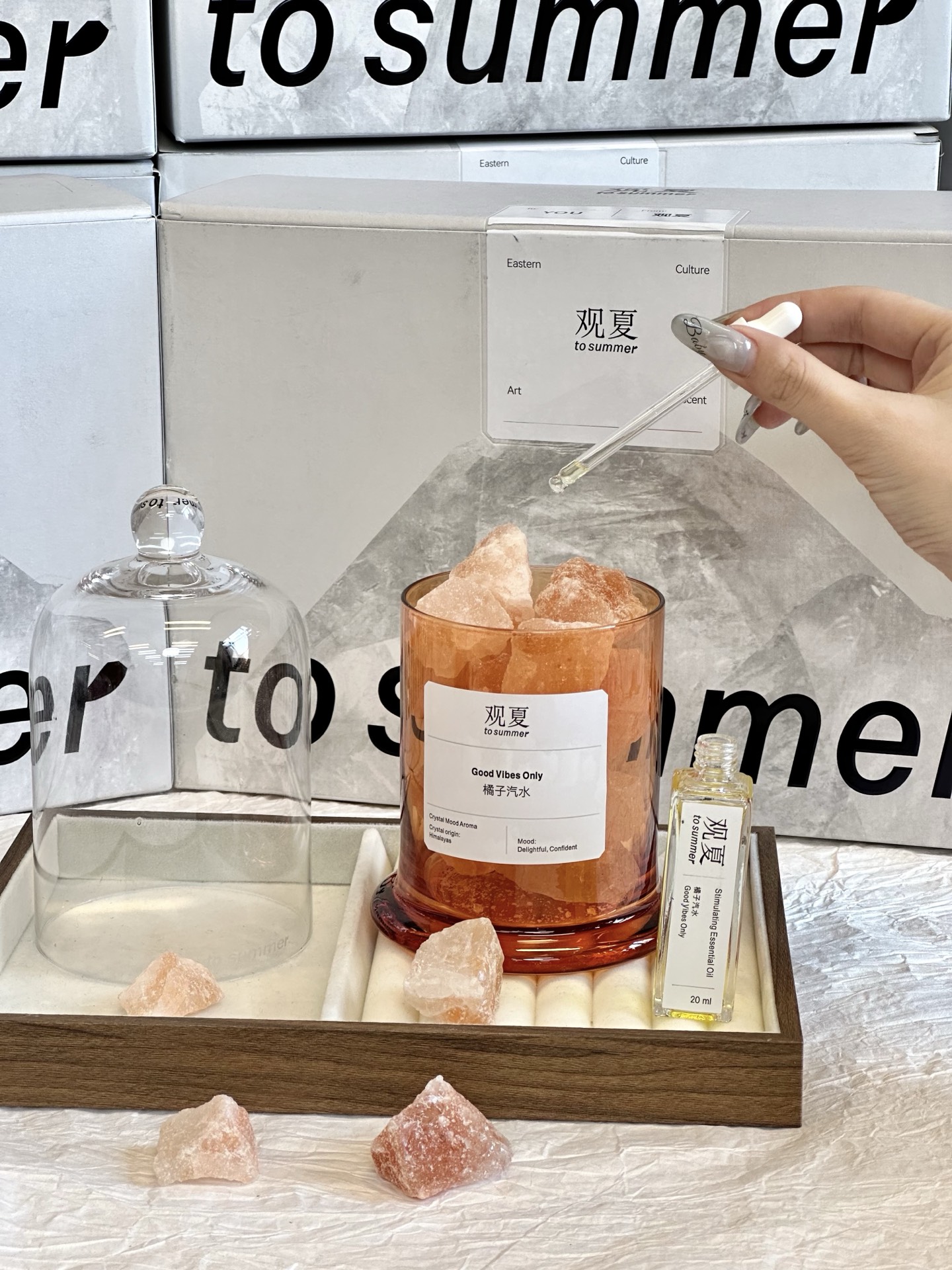 NO:811094,Orange soda. The bitter yet sweet taste of bitter orange makes the orange fragrance richer and more interesting. The elegant floral fragrance of jasmine and rose presents a more mellow texture against the background of cedar. Finally, it is base with amber and patchouli. Combined with the sweetness of vanilla, it completely presents the long aftertaste brought by happiness. Note·Fragrance A sunny citrus fragrance Ingredients·Ingredients Italian sweet orange essential oil Chinese tangerine oil and other ingredients Crystals·Spar Orange Salt Stone /  White quartz/hexagonal crystal, car fragrance, home fragrance, candle19860909橘子汽水 苦橙的苦中带甜让橙香变得更丰富有趣 茉莉、玫瑰的清雅花香 在雪松衬托下呈现更醇厚的质感 最终用琥珀和广藿香打底 配合香草的甜润,完整呈现快乐带来的悠长回味. Note·香调 充满阳光味的柑橘香气 Ingredients·成分 意大利 甜橙精油 中国橘油 等成分 Crystals·晶石 橙盐石 / 白晶石/六棱水晶,车载香薰.居家香氛.蜡烛,accessory