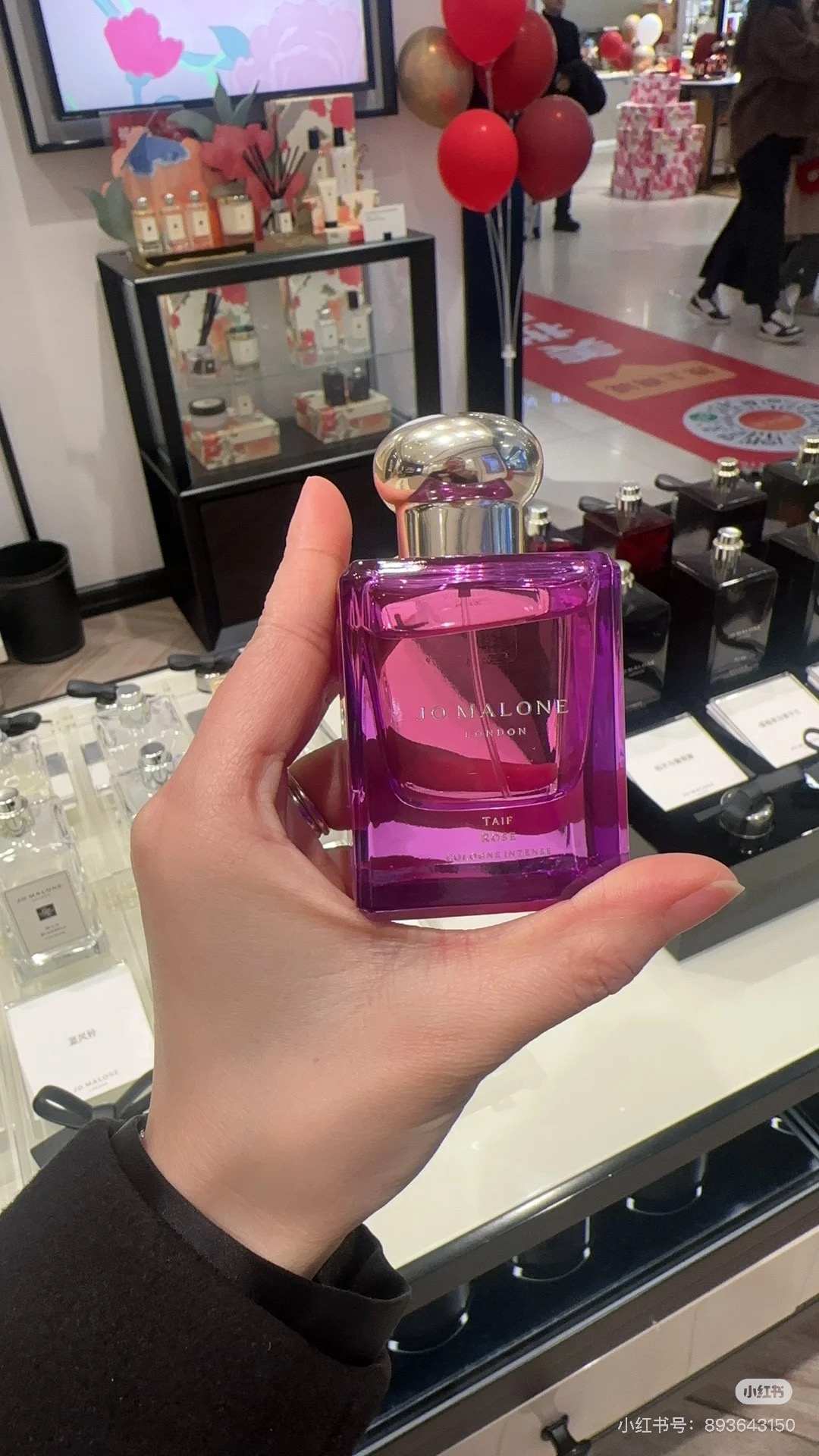 NO:811333,Purple Supreme Jo Malone Taif Rose was a huge hit before, need I say more!  Just grab it!  The Jo Malone Taif Rose Fantasy Purple bottle has a full texture. The fragrance is high-end and good-smelling. The rich and charming rose fragrance is sweet and intoxicating. It has a long-lasting fragrance and is a perfume.19860909紫色为尊 祖玛珑塔伊夫玫瑰 之前卖爆单的 还需要我多说嘛！直接抢啊！ 祖玛珑塔伊夫玫瑰梦幻紫瓶身质感拉满 香味又高级又好闻 浓郁的迷人玫瑰香甜蜜醉人,留香,香水,accessory