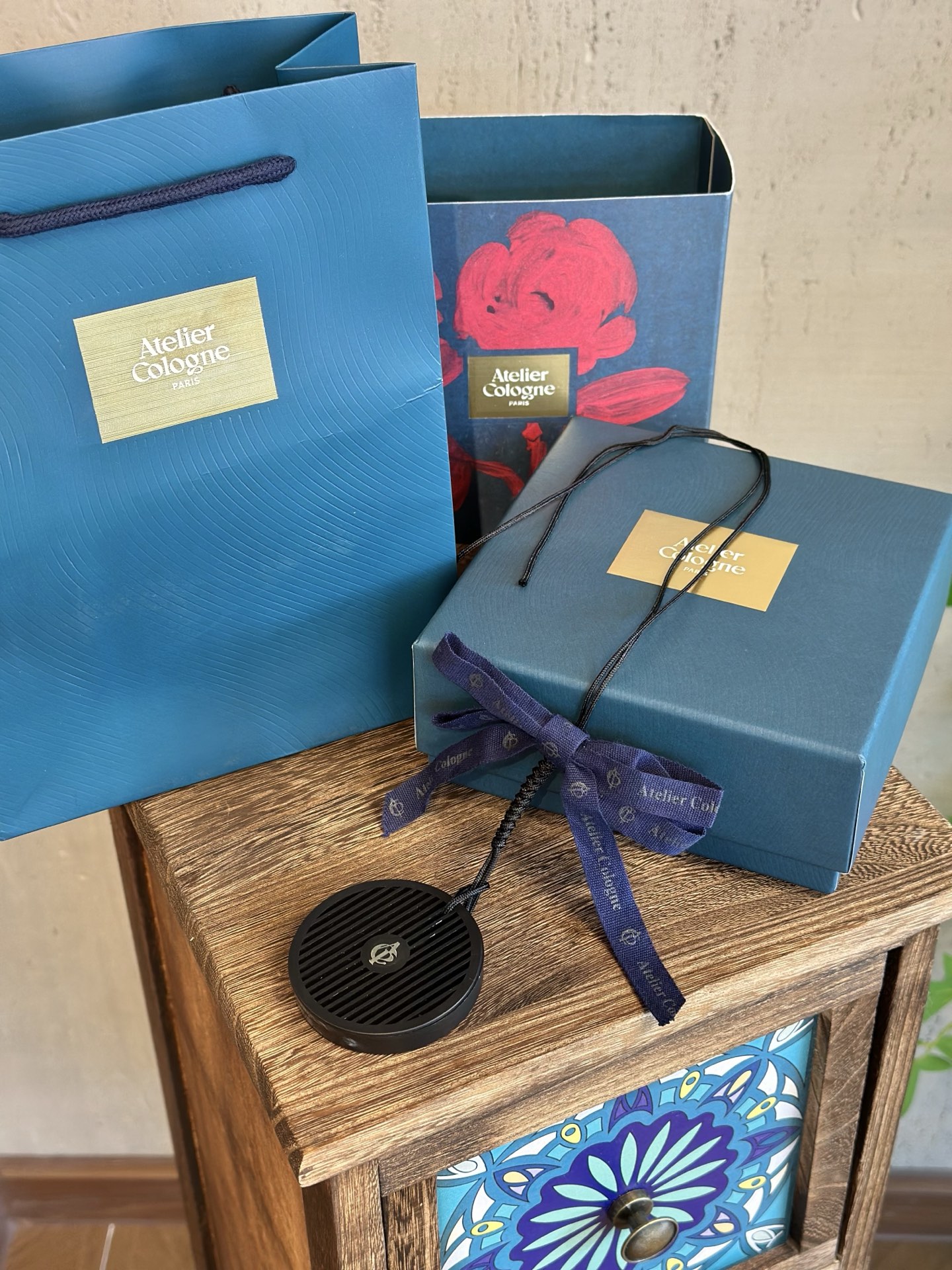 NO:809957,Jay Chou!  !  The same car incense hanger!  !  'Oulon' healing Wuji Oolong car aromatherapy!  !  Who knows if you can smell the aroma in your memory as soon as you open it!  !  !  This blue gift box contains my entire perfume enlightenment era!  !  , Car Aromatherapy. Home Fragrance. Candles19860909周董！！同款车载香挂！！ “欧珑”治愈系无极乌龙 车载香薰！！ 刚拆开就闻到记忆里的香气谁懂啊！！！这个蓝色礼盒装着我的整个香水启蒙时代！！,车载香薰.居家香氛.蜡烛,accessory