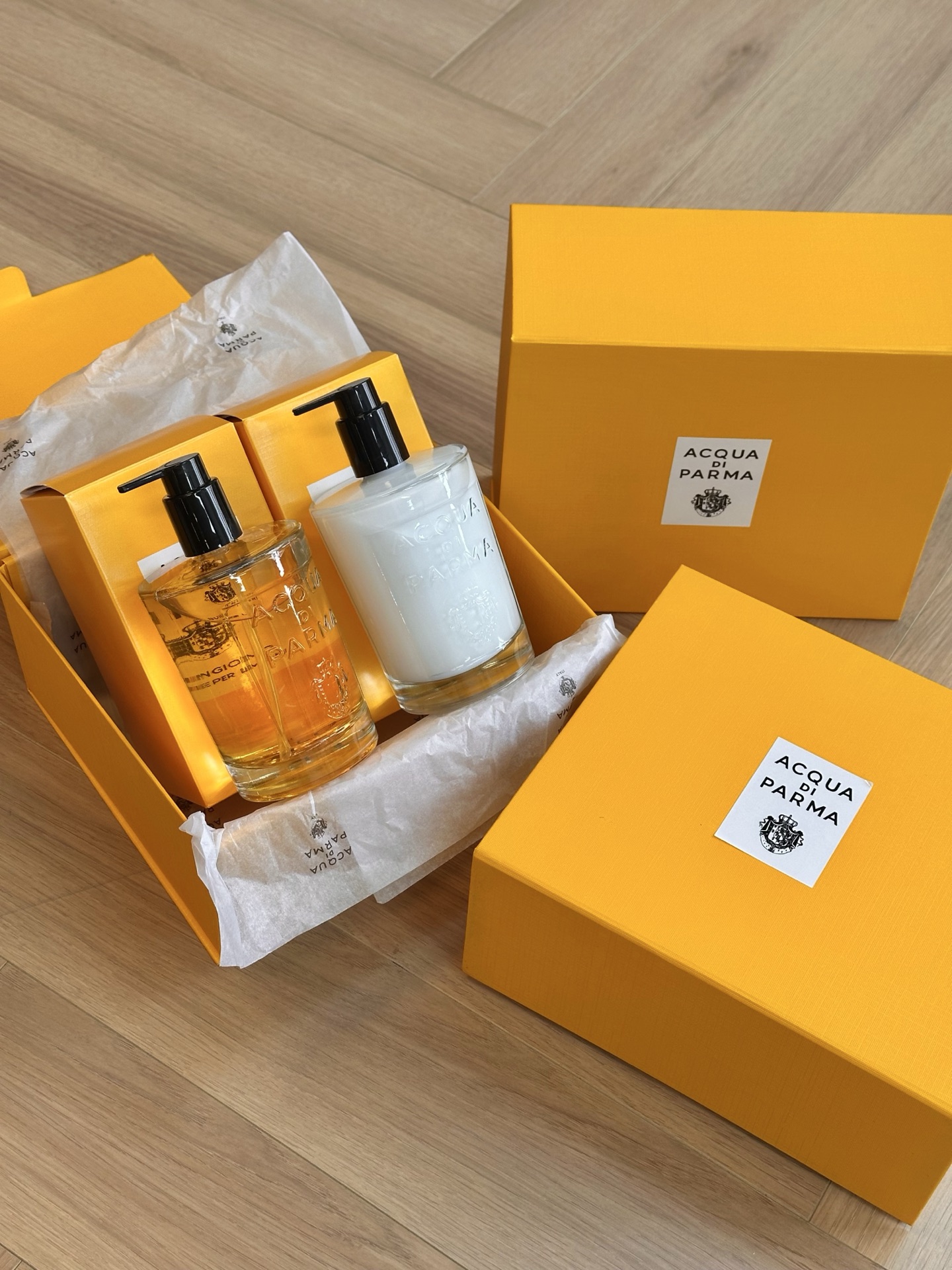 NO:810116,The new good morning hand sanitizer + hand cream. The glass bottle is very beautiful and high-quality. Giving it away is also very ceremonial. I will tell you that I am absolutely happy when I receive it. The light fragrance on my fingers reminds me of you every moment. The smell is that of citrus, mint and basil. Just like the moment you open the door in the morning, the smell of grass and flowers after the rain comes with the sunshine. The sunshine is refreshing and energetic!  The one who has good morning first has happiness and toiletries first.19860909新出的早安洗手液＋ 护手霜 玻璃瓶很好看有质感高级 送人也非常有仪式感 收到收的那一刻绝对幸福感爆棚的我给你讲 每时每刻指间的淡淡香气都能想起来你 味道的话就是柑橘,薄荷,罗勒的气息瞬间释放.就像晨间推开门那一刻,雨后青草鲜花的气息伴随着阳光扑面而来 阳光 清爽,活力感！ 先拥有早安的人先用有幸福,洗护用品,accessory