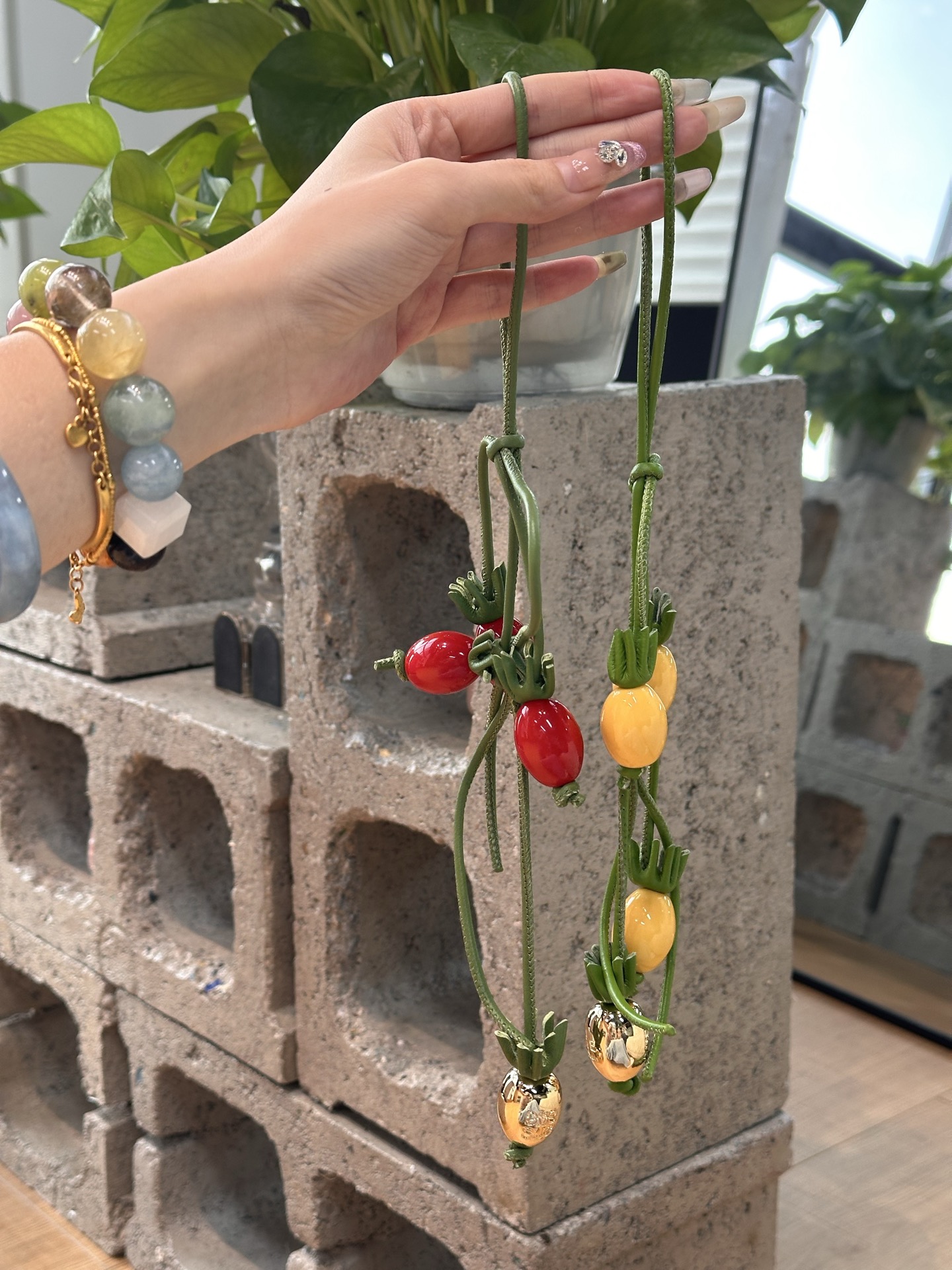 NO:617135,Finally got all the popular items from Xiaohongshu!  Loewe's tomato hanging ornaments are so popular that they can't stop being praised!  !  ,,loewe19860909终于get遍小红书爆款！ 罗意威番茄挂饰上手被夸到停不下来！！,,loewe,accessory