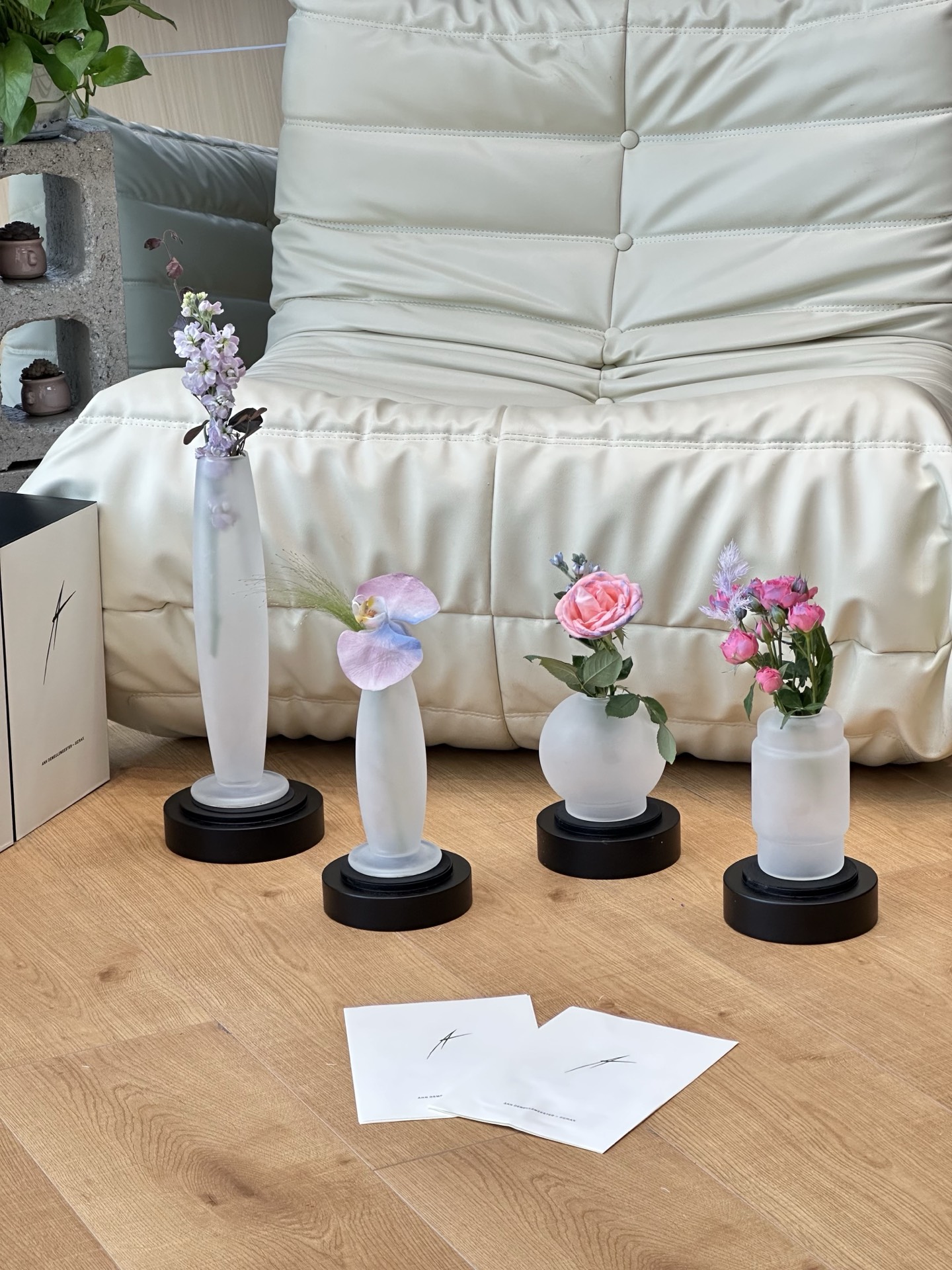 NO:810222,The vase lamp of the Serax brand is a lighting product that is both beautiful and practical, launched by the brand in cooperation with the designer AnnDemeulemeeste*r. This time we got 4 styles of lara, luce, Lys1, and Lys2, all of which are in stock and individually packaged at the factory. They are pure and authentic!  !  The order has been sold out and there is some leftover, Chaopin Department Store19860909Serax 品牌的花瓶灯是该品牌与设计师 AnnDemeulemeeste*r 合作推出的一款兼具美观与实用性的灯具产品 这次我们拿到4个款式lara、luce、Lys1、Lys2全部工厂现货独立包装 纯正品！！订单走完有多余的,潮品百货,accessory