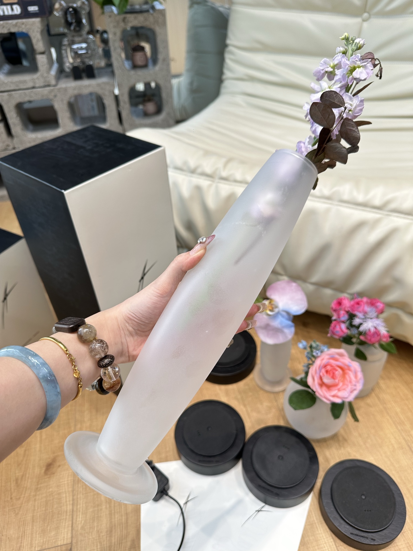 NO:810219,Its bottle is made of highly transparent glass, which is so clear and transparent that you can clearly see the blend of flowers!  !  Not only is it stable, but it also brings a warm and natural texture!  !  Sanded to the finish, super delicate to the touch~, trendy department store19860909它的瓶身是高透玻璃材质 清澈透明,能清楚看到鲜花的交融！！ 不仅稳固,还带来温润的自然质感！！ 砂光至目,触感超细腻～,潮品百货,accessory