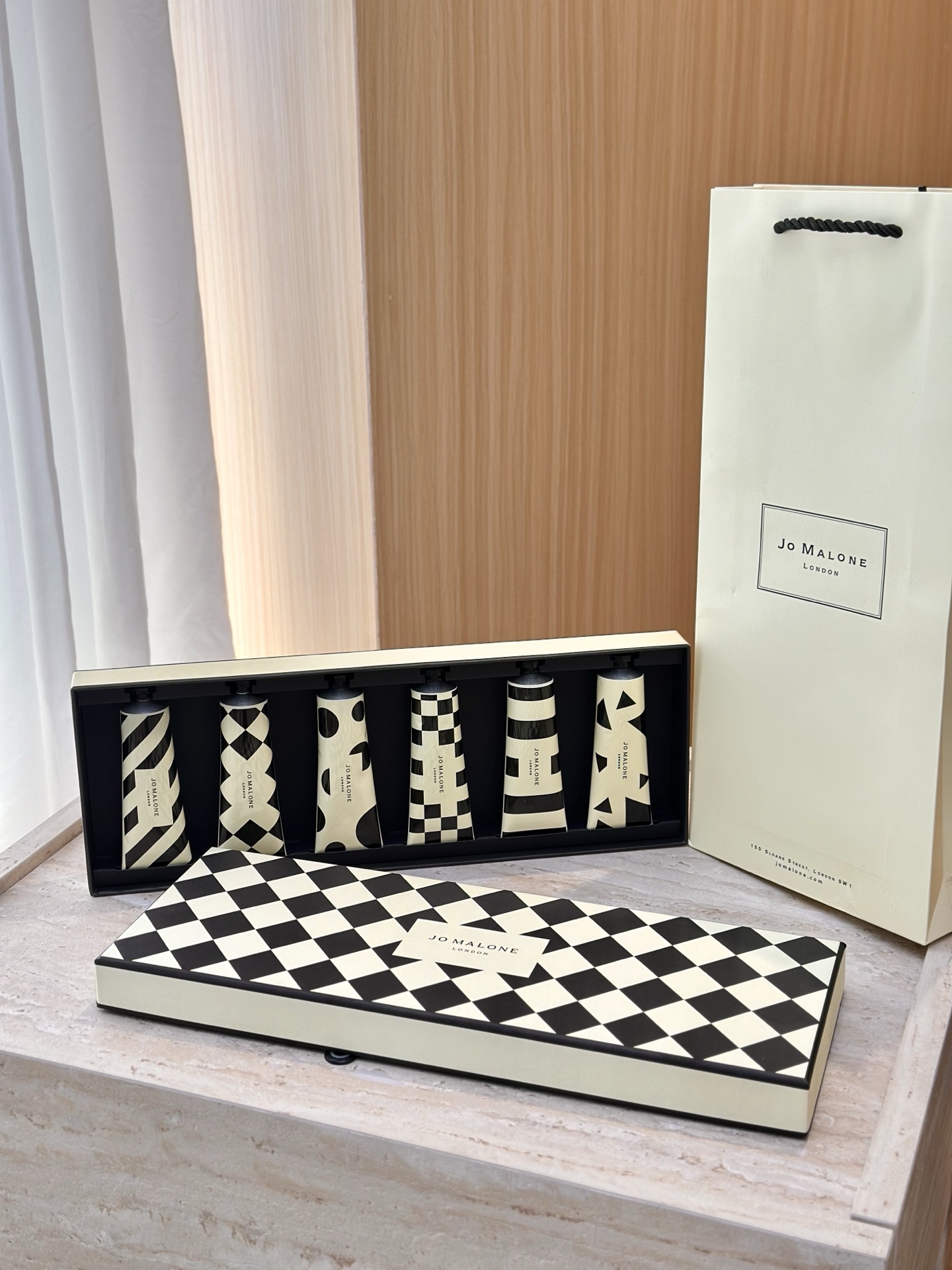 专柜品质/90💰包邮
祖马龙格纹护手霜六件套！美到我心巴上了！谁懂啊！拿到祖马龙新包装护手霜六件套，直接走不动道，拆开快递的瞬间！感觉整个梳妆台都变高级了！