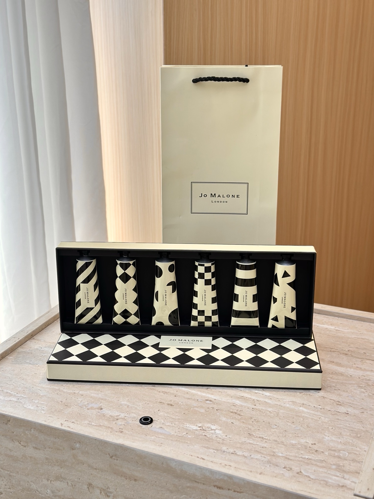 专柜品质/90💰包邮
祖马龙格纹护手霜六件套！美到我心巴上了！谁懂啊！拿到祖马龙新包装护手霜六件套，直接走不动道，拆开快递的瞬间！感觉整个梳妆台都变高级了！