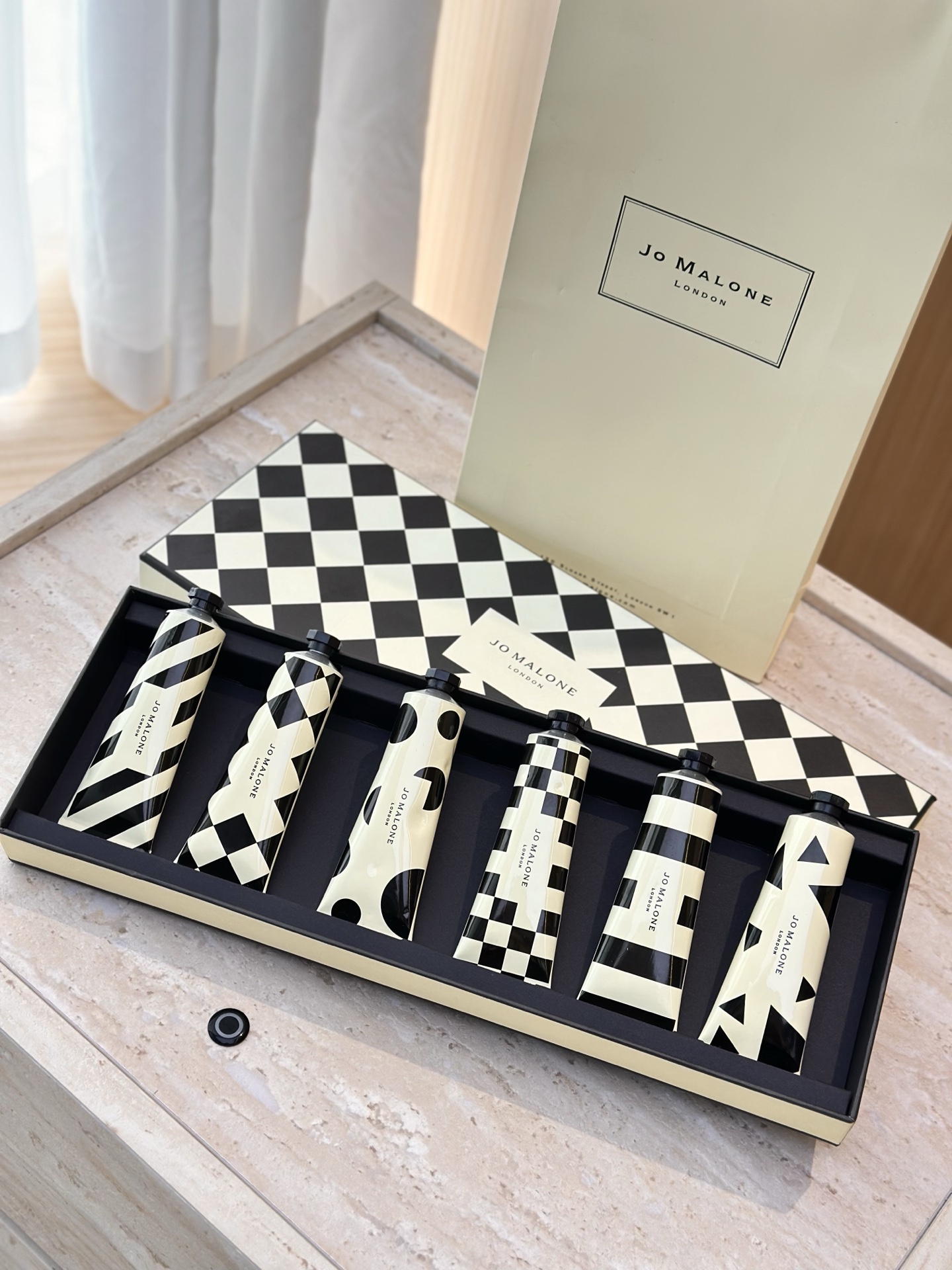 专柜品质/90💰包邮
祖马龙格纹护手霜六件套！美到我心巴上了！谁懂啊！拿到祖马龙新包装护手霜六件套，直接走不动道，拆开快递的瞬间！感觉整个梳妆台都变高级了！