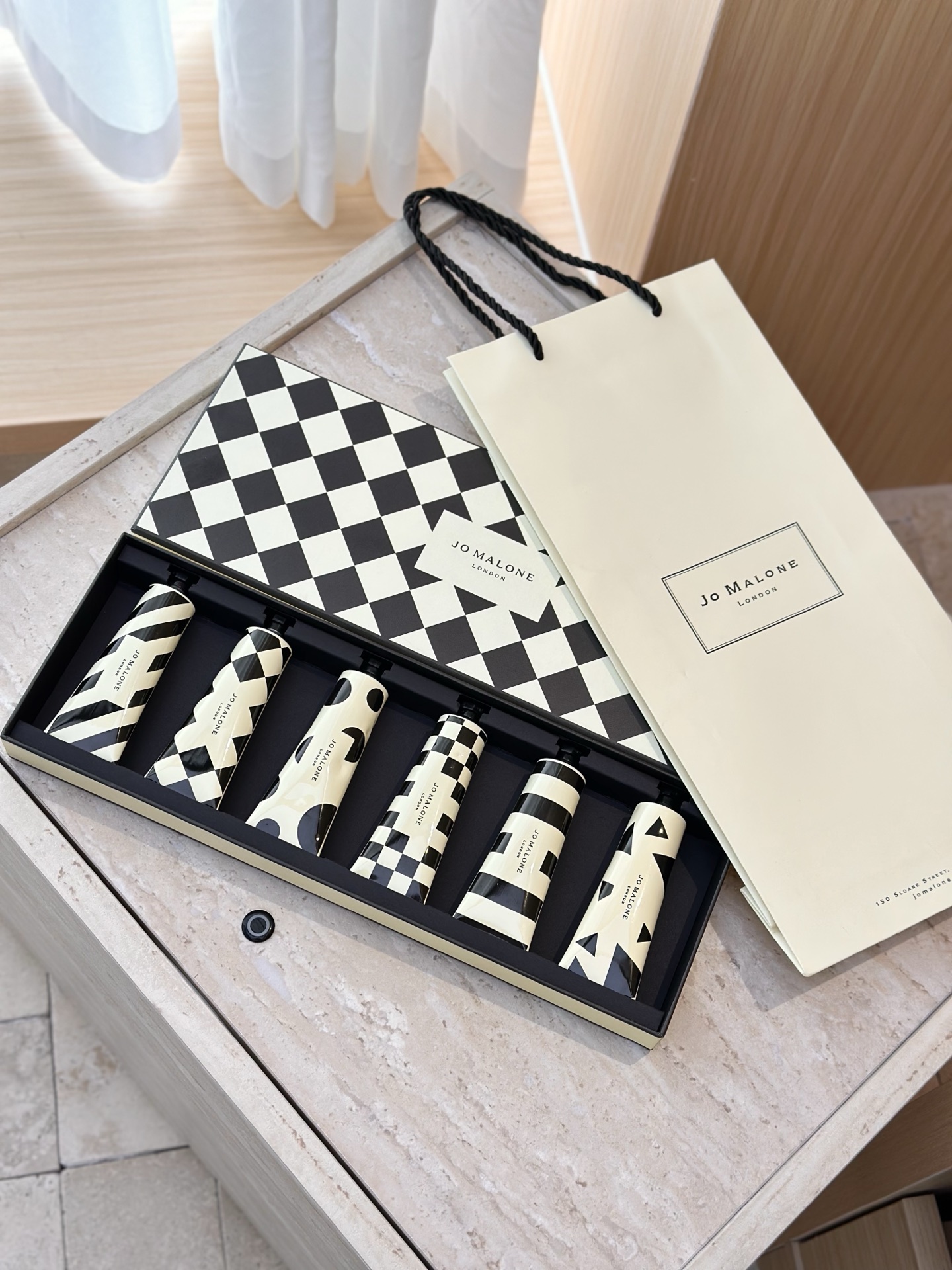 专柜品质/90💰包邮
祖马龙格纹护手霜六件套！美到我心巴上了！谁懂啊！拿到祖马龙新包装护手霜六件套，直接走不动道，拆开快递的瞬间！感觉整个梳妆台都变高级了！