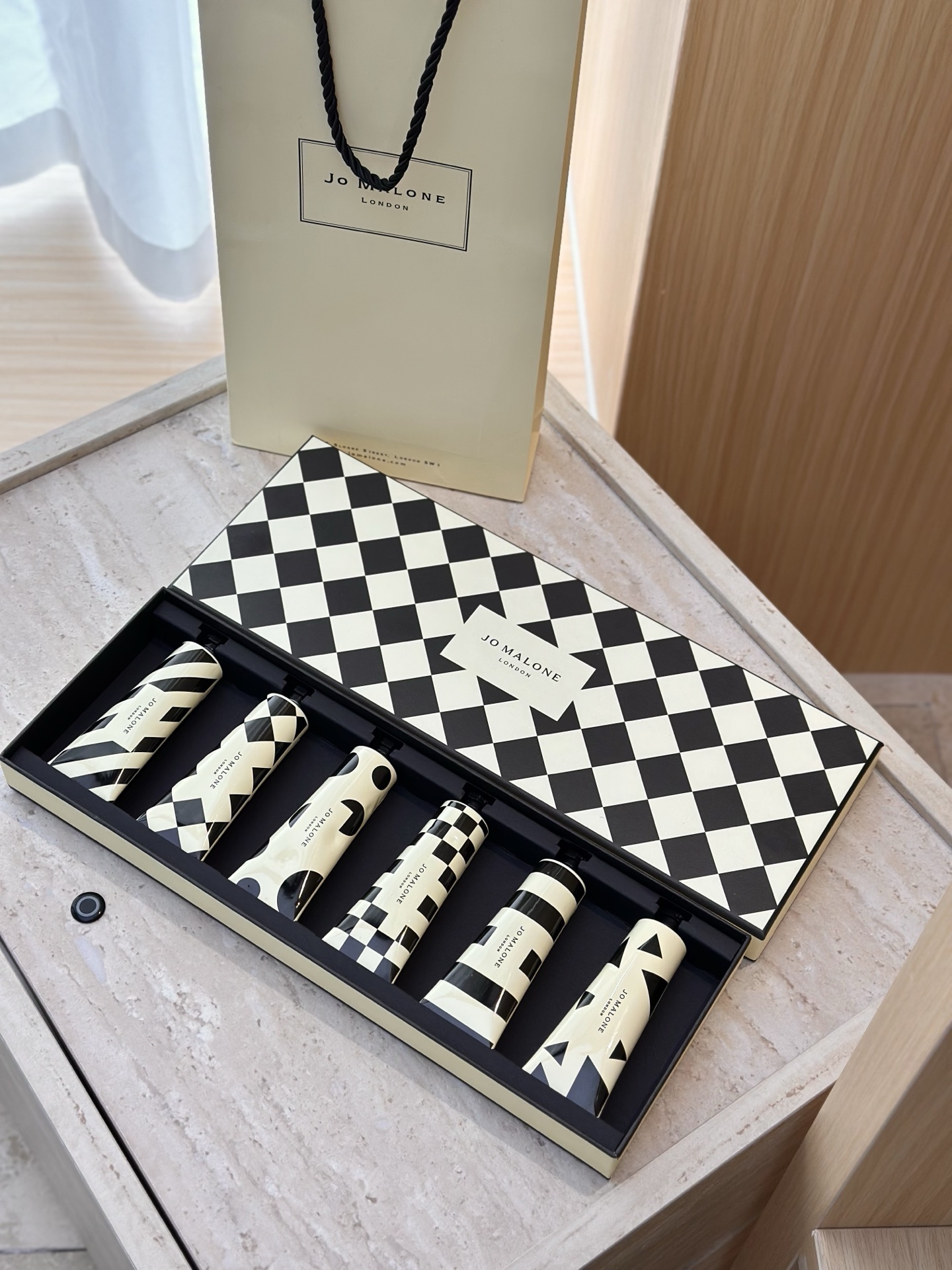 专柜品质/90💰包邮
祖马龙格纹护手霜六件套！美到我心巴上了！谁懂啊！拿到祖马龙新包装护手霜六件套，直接走不动道，拆开快递的瞬间！感觉整个梳妆台都变高级了！