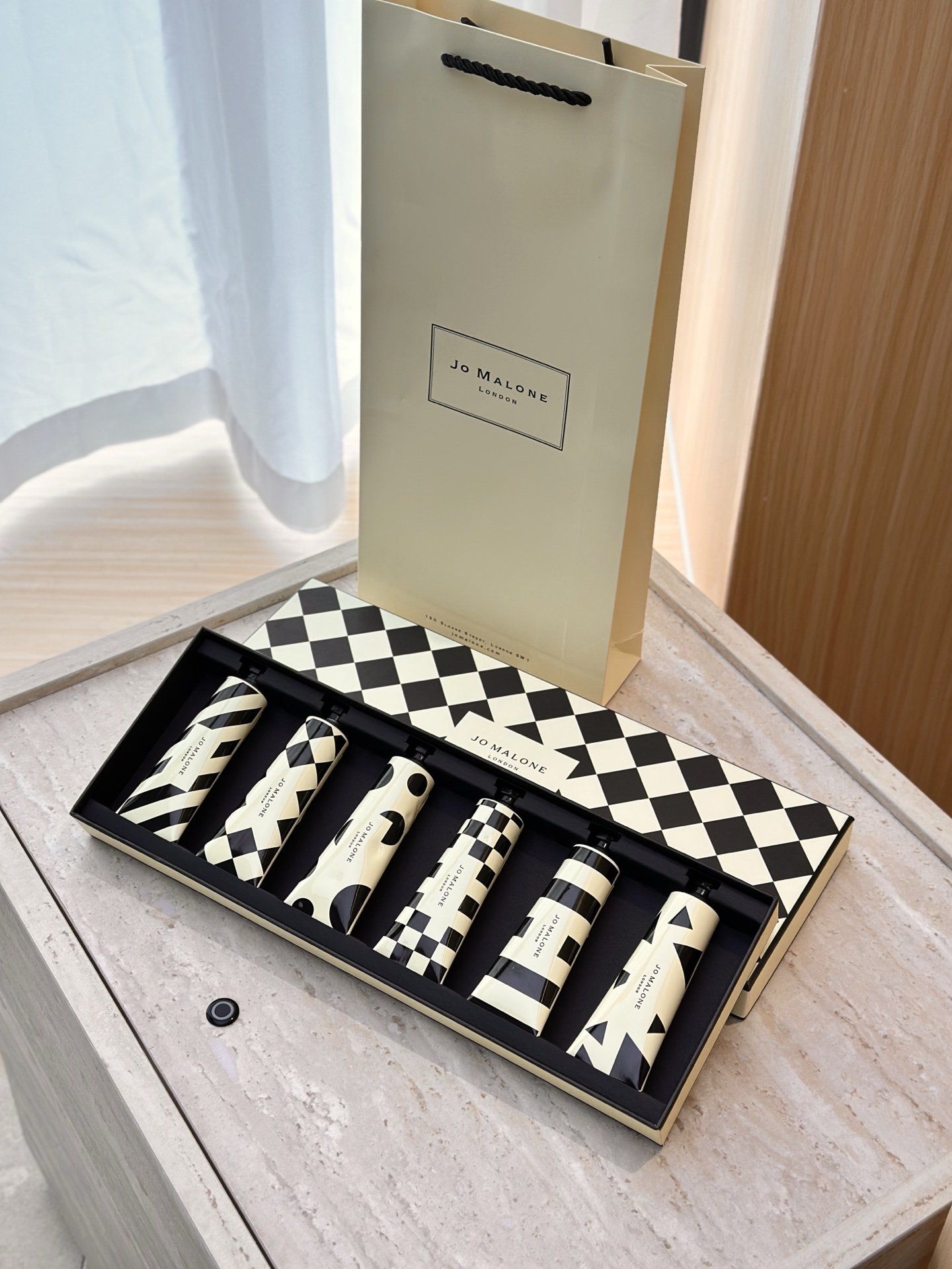 专柜品质/90💰包邮
祖马龙格纹护手霜六件套！美到我心巴上了！谁懂啊！拿到祖马龙新包装护手霜六件套，直接走不动道，拆开快递的瞬间！感觉整个梳妆台都变高级了！