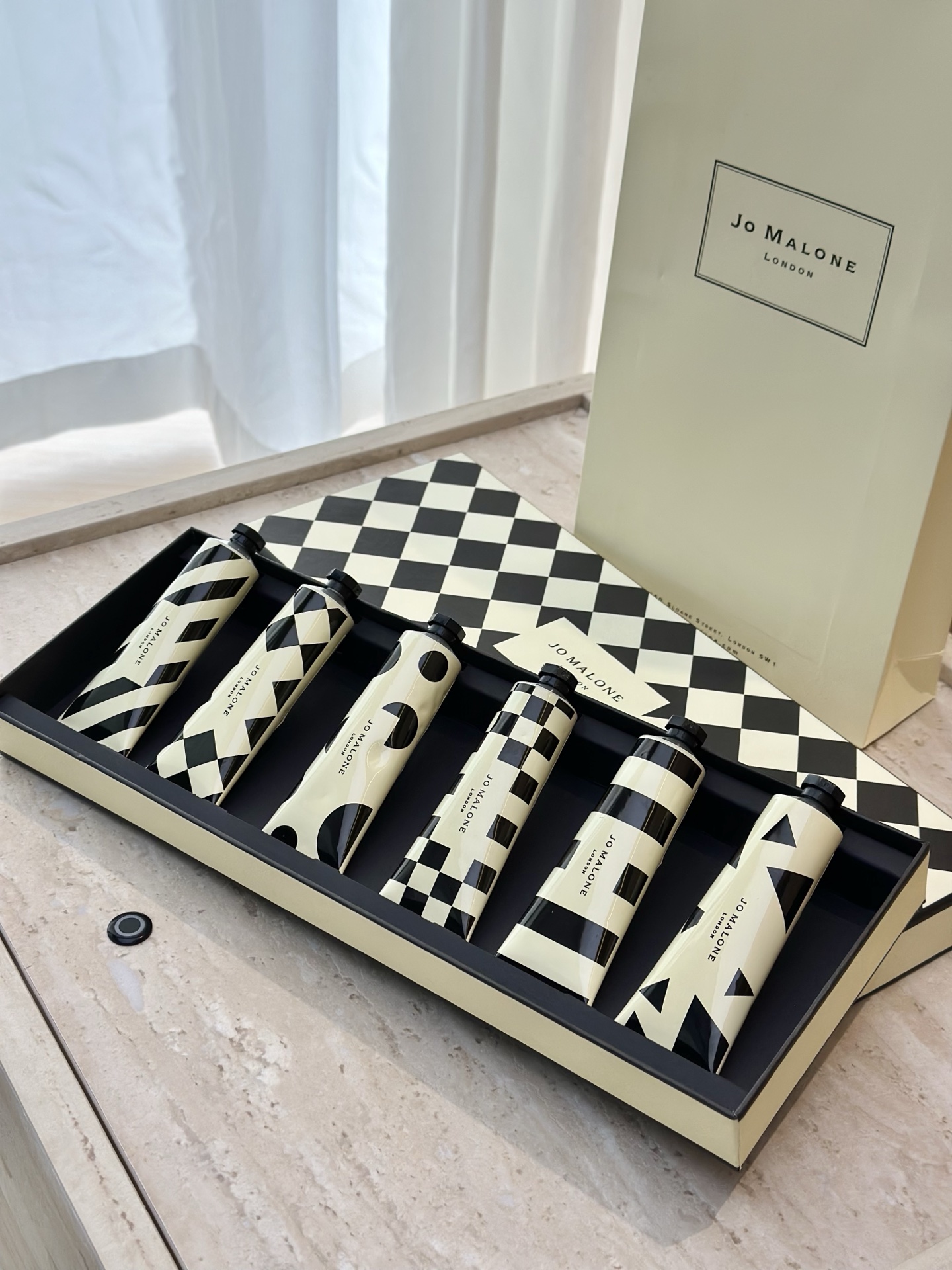 专柜品质/90💰包邮
祖马龙格纹护手霜六件套！美到我心巴上了！谁懂啊！拿到祖马龙新包装护手霜六件套，直接走不动道，拆开快递的瞬间！感觉整个梳妆台都变高级了！