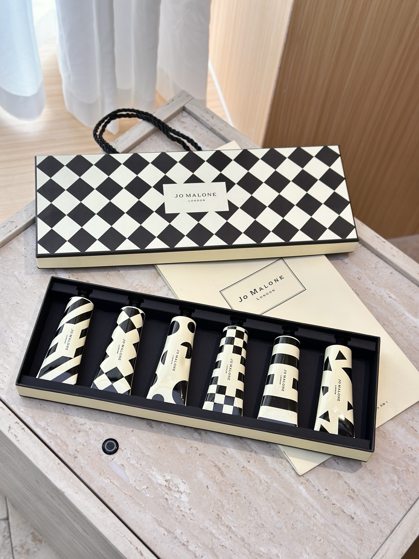 专柜品质/90💰包邮
祖马龙格纹护手霜六件套！美到我心巴上了！谁懂啊！拿到祖马龙新包装护手霜六件套，直接走不动道，拆开快递的瞬间！感觉整个梳妆台都变高级了！