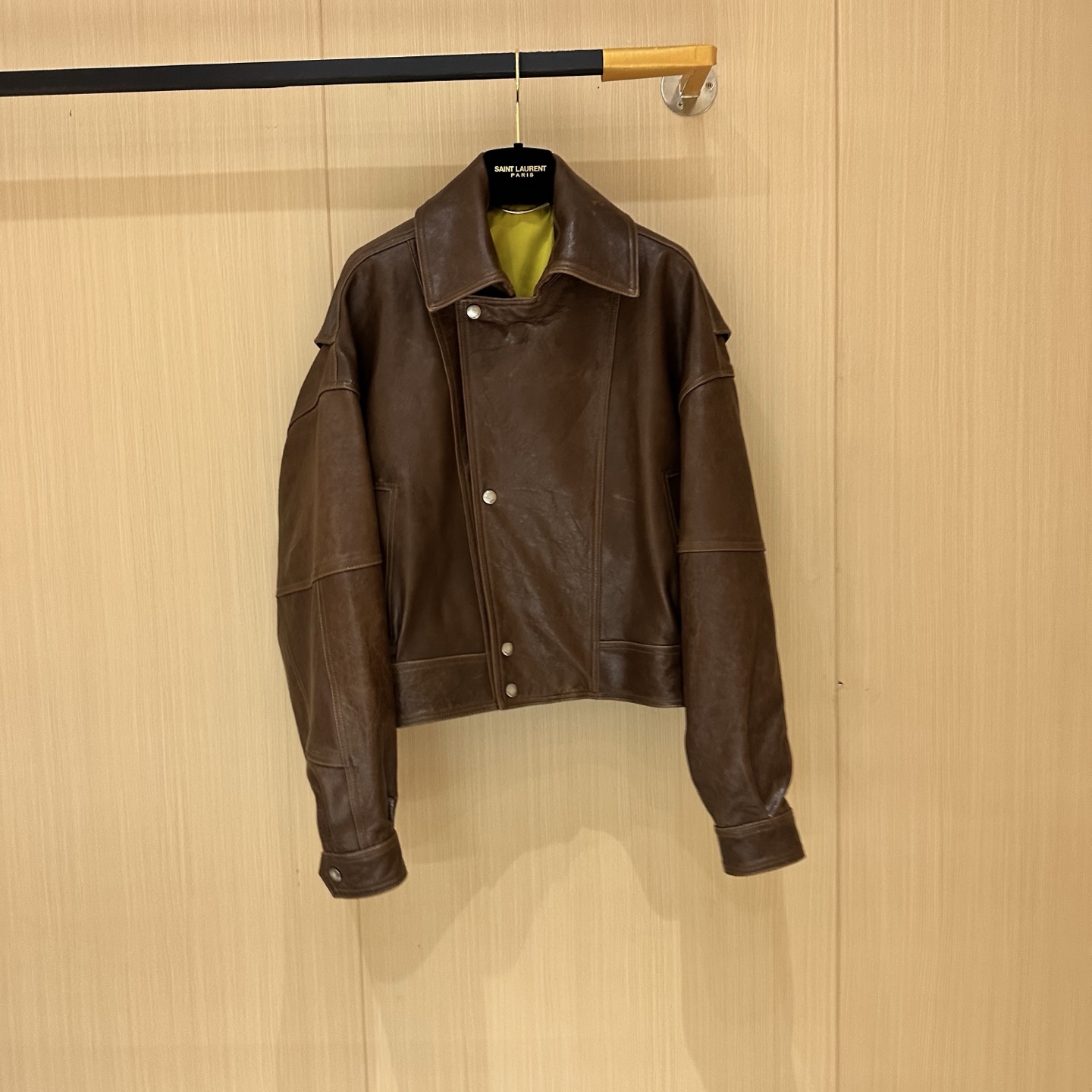 NO:901194,————Saint Laurent ————Imported original bubble leather, 2025 spring new product exclusive launch, imported lambskin!  Look at the leather details!  Stylish and classy!  Exquisite and high-end workmanship!  The shape is not picky, fashionable and versatile. Size S-19860909————Saint Laurent 圣罗兰 ———— 进口原版泡泡皮  2025春季新品独家首发 进口小羊皮！皮质看细节！时髦且有档次！ 做工细腻高级！版型不挑人 时髦且百搭 尺码S- XL M 胸围118 袖长54 肩宽64 衣长55,圣罗兰-服装,saint laurent,saint laurent,sheepskin,,Women's clothing