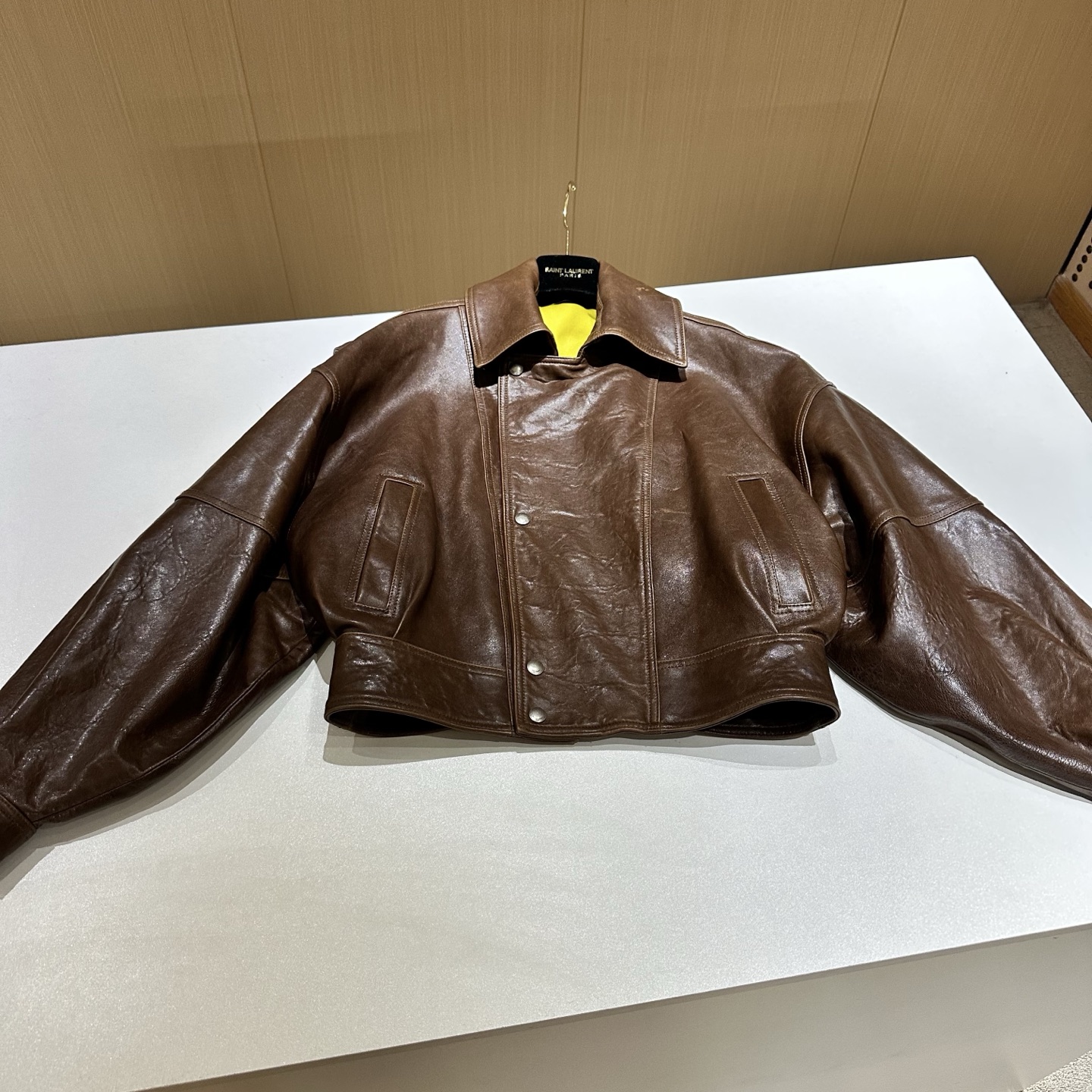 NO:892147,————Saint Laurent ————Imported original bubble leather, 2025 spring new product exclusive launch, imported lambskin!  Look at the leather details!  Stylish and classy!  Exquisite and high-end workmanship!  The shape is not picky, fashionable and versatile. Size S-19860909————Saint Laurent 圣罗兰 ———— 进口原版泡泡皮  2025春季新品独家首发 进口小羊皮！皮质看细节！时髦且有档次！ 做工细腻高级！版型不挑人 时髦且百搭 尺码S- XL M 胸围118 袖长54 肩宽64 衣长55,圣罗兰-服装,saint laurent,saint laurent,sheepskin,,Women's clothing