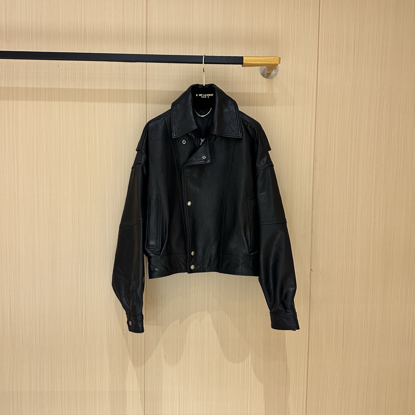 NO:892149,————Saint Laurent ————Imported original bubble leather, 2025 spring new product exclusive launch, imported lambskin!  Look at the leather details!  Stylish and classy!  Black, exquisite workmanship and high-end!  The shape is not picky, fashionable and versatile. Size S-19860909————Saint Laurent 圣罗兰 ———— 进口原版泡泡皮  2025春季新品独家首发 进口小羊皮！皮质看细节！时髦且有档次！黑色 做工细腻高级！版型不挑人 时髦且百搭 尺码S- XL M 胸围118 袖长54 肩宽64 衣长55,圣罗兰-服装,saint laurent,saint laurent,sheepskin,,Women's clothing