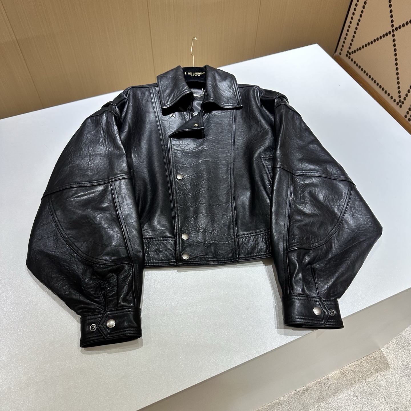 NO:892151,————Saint Laurent ————Imported original bubble leather, 2025 spring new product exclusive launch, imported lambskin!  Look at the leather details!  Stylish and classy!  Exquisite and high-end workmanship!  The shape is not picky, fashionable and versatile. Size S-19860909————Saint Laurent 圣罗兰 ———— 进口原版泡泡皮  2025春季新品独家首发 进口小羊皮！皮质看细节！时髦且有档次！ 做工细腻高级！版型不挑人 时髦且百搭 尺码S- XL M 胸围118 袖长54 肩宽64 衣长55,圣罗兰-服装,saint laurent,saint laurent,sheepskin,,Women's clothing