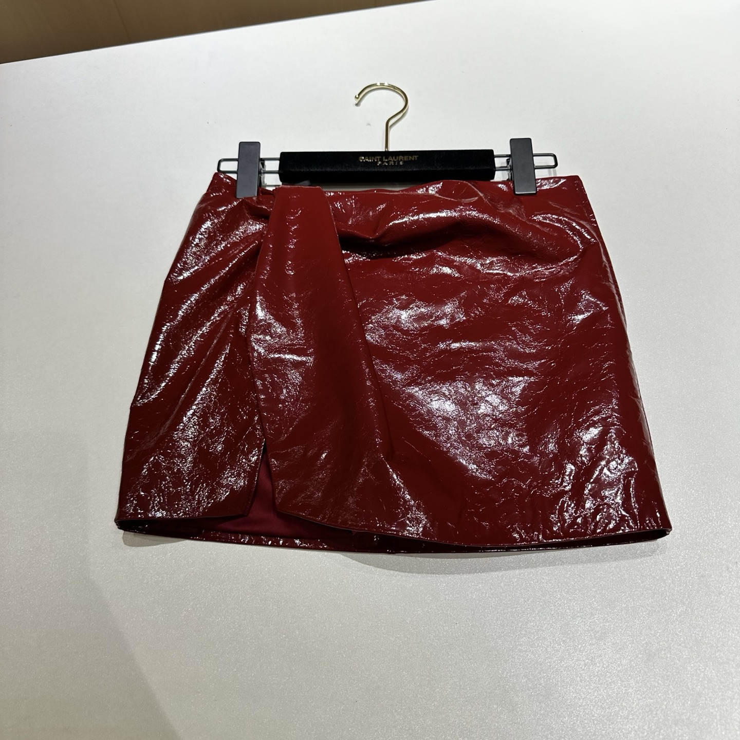 NO:873822,——————YSL—————— The best fashion item of this season in 2025SS spring and summer leather skirt. Special material imported patent leather. Fashionable!  Light luxury!  advanced!  The style is versatile and fashionable!  - MATERIAL material - leather imported lambskin size S-19860909———————YSL—————— 2025SS春夏本季度最佳时尚单品皮裙 特殊材质进口漆皮 时尚！轻奢！高级！版型不挑人百搭又时髦！ - MATERIAL 材质 - 皮面进口小羊皮 size Ｓ- XL M 腰围 68 臀围84 裙长33,圣罗兰-服装,saint laurent,saint laurent,skirts,sheepskin,,Women's clothing
