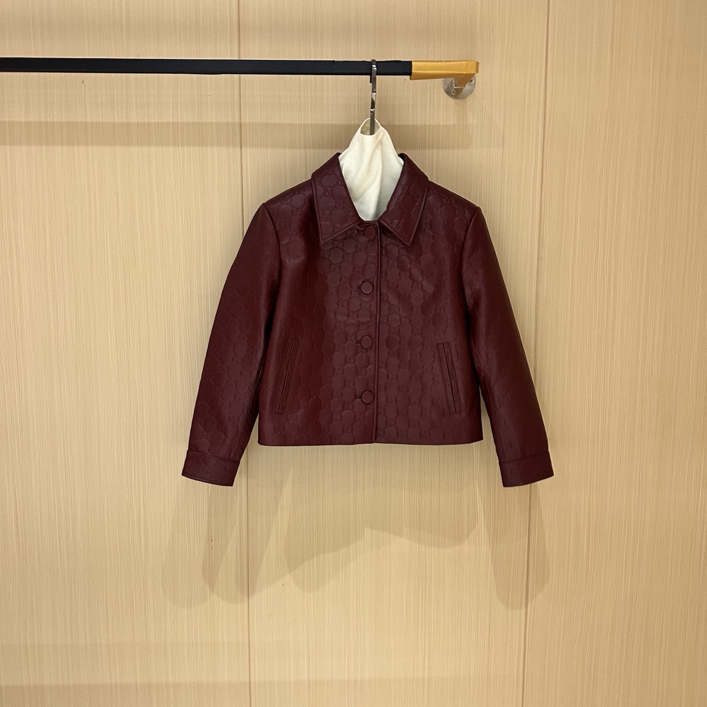 NO:868824,# Genuine leather style small jacket Original customized hardware accessories Made of sheepskin imported from South Africa Sizes S, M, L, XL Brand Story Guccl  (Gucci) is a fashion luxury brand originating from Italy and one of the global luxury brands. It was founded by Guccio Gucci in Florence, Italy in 1919. Gucci's products include fashion, leather goods, leather shoes, watches, ties, scarves, perfumes, household products and pet products, etc. It is famous for its unique creativity and innovation, as well as exquisite Italian craftsmanship. CUCCI brand fashion has always been famous for its high-end, luxury and sexy, Gucci - clothing, gucci, gucci, jackets &  coats, sheepskin, ties,19860909# 真皮气质小外套 原版定制五金辅料 采用南非进口羊皮料 尺码S,M,L,XL 品牌故事 Guccl (古驰)是源于意大利的时装奢饰品牌,是全球奢侈品品牌之一.由古驰奥-古驰在19于意大利佛罗伦萨创办.古驰的产品包括时装、皮具、皮鞋、手表、领带、丝巾、香水、家居用品及宠物用品等,借由其独特的创意和革新,以及精湛的意大利工艺闻名于世. CUcCI 品牌时装一向以高档、豪华、性感而闻名于世,古驰-服装,gucci,gucci,jackets & coats,sheepskin,ties,,Women's clothing