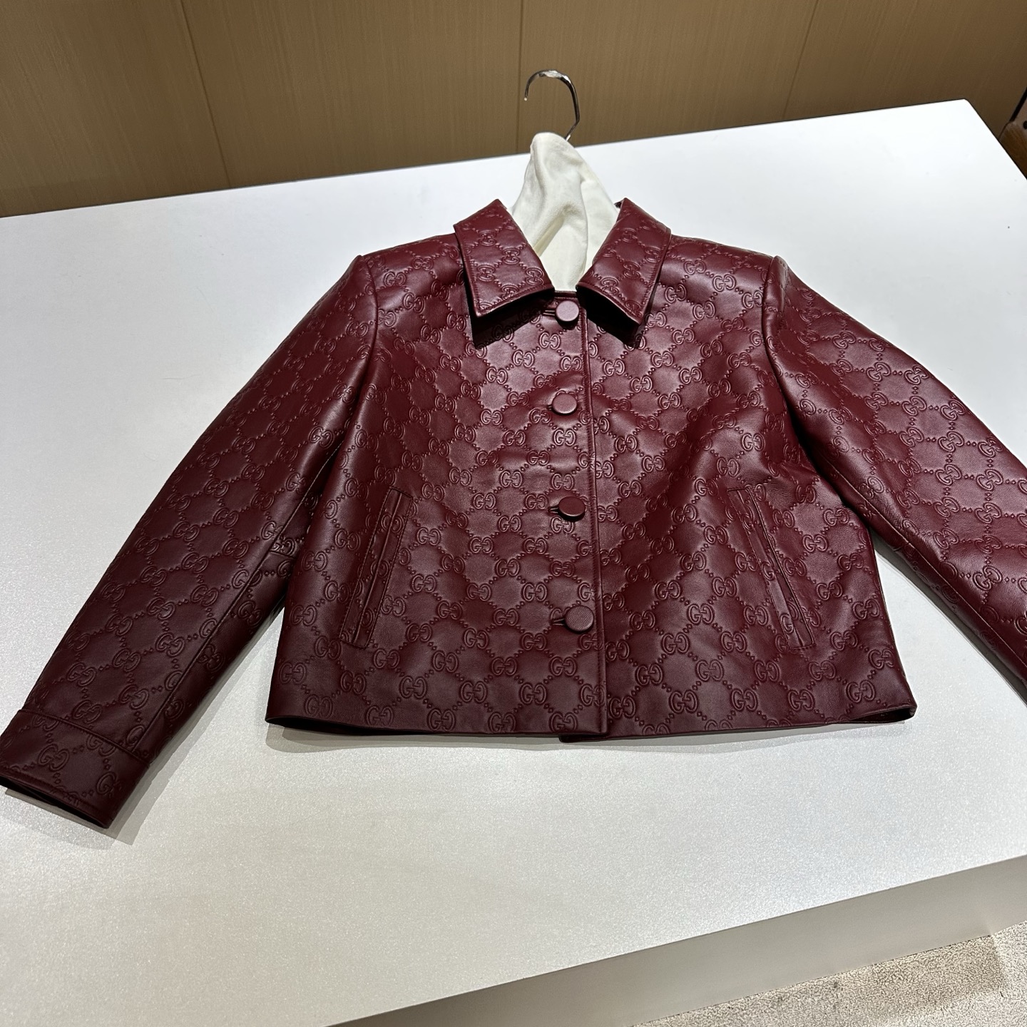 NO:889734,# Genuine leather style small jacket Original customized hardware accessories Made of sheepskin imported from South Africa Sizes S, M, L, XL Brand Story Guccl  (Gucci) is a fashion luxury brand originating from Italy and one of the global luxury brands. It was founded by Guccio Gucci in Florence, Italy in 1919. Gucci's products include fashion, leather goods, leather shoes, watches, ties, scarves, perfumes, household products and pet products, etc. It is famous for its unique creativity and innovation, as well as exquisite Italian craftsmanship. CUCCI brand fashion has always been famous for its high-end, luxury and sexy, Gucci - clothing, gucci, gucci, jackets &  coats, sheepskin, ties,19860909# 真皮气质小外套 原版定制五金辅料 采用南非进口羊皮料 尺码S,M,L,XL 品牌故事 Guccl (古驰)是源于意大利的时装奢饰品牌,是全球奢侈品品牌之一.由古驰奥-古驰在19于意大利佛罗伦萨创办.古驰的产品包括时装、皮具、皮鞋、手表、领带、丝巾、香水、家居用品及宠物用品等,借由其独特的创意和革新,以及精湛的意大利工艺闻名于世. CUcCI 品牌时装一向以高档、豪华、性感而闻名于世,古驰-服装,gucci,gucci,jackets & coats,sheepskin,ties,,Women's clothing