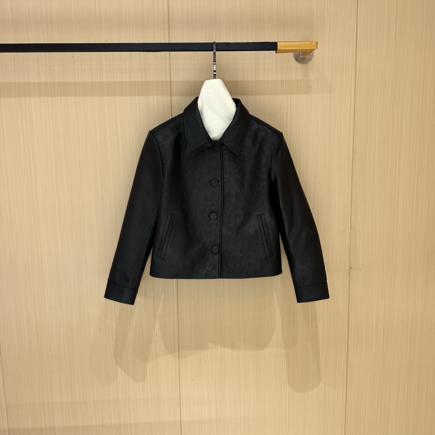 NO:868813,# Genuine leather temperament small jacket Original customized hardware accessories Made of mixed sheepskin imported from South Africa Sizes S, M, L, XL Brand Story Guccl  (Gucci) is a fashion luxury brand originating from Italy and one of the global luxury brands. It was founded by Guccio Gucci in Florence, Italy in 1919. Gucci's products include fashion, leather goods, leather shoes, watches, ties, scarves, perfumes, household products and pet products, etc. It is famous for its unique creativity and innovation, as well as exquisite Italian craftsmanship. CUCCI brand fashion has always been famous for its high-end, luxury and sexy, Gucci - clothing, gucci, gucci, jackets &  coats, sheepskin, ties,19860909# 真皮气质小外套 原版定制五金辅料 采用南非进口混种羊皮料 尺码S,M,L,XL 品牌故事 Guccl (古驰)是源于意大利的时装奢饰品牌,是全球奢侈品品牌之一.由古驰奥-古驰在19于意大利佛罗伦萨创办.古驰的产品包括时装、皮具、皮鞋、手表、领带、丝巾、香水、家居用品及宠物用品等,借由其独特的创意和革新,以及精湛的意大利工艺闻名于世. CUcCI 品牌时装一向以高档、豪华、性感而闻名于世,古驰-服装,gucci,gucci,jackets & coats,sheepskin,ties,,Women's clothing