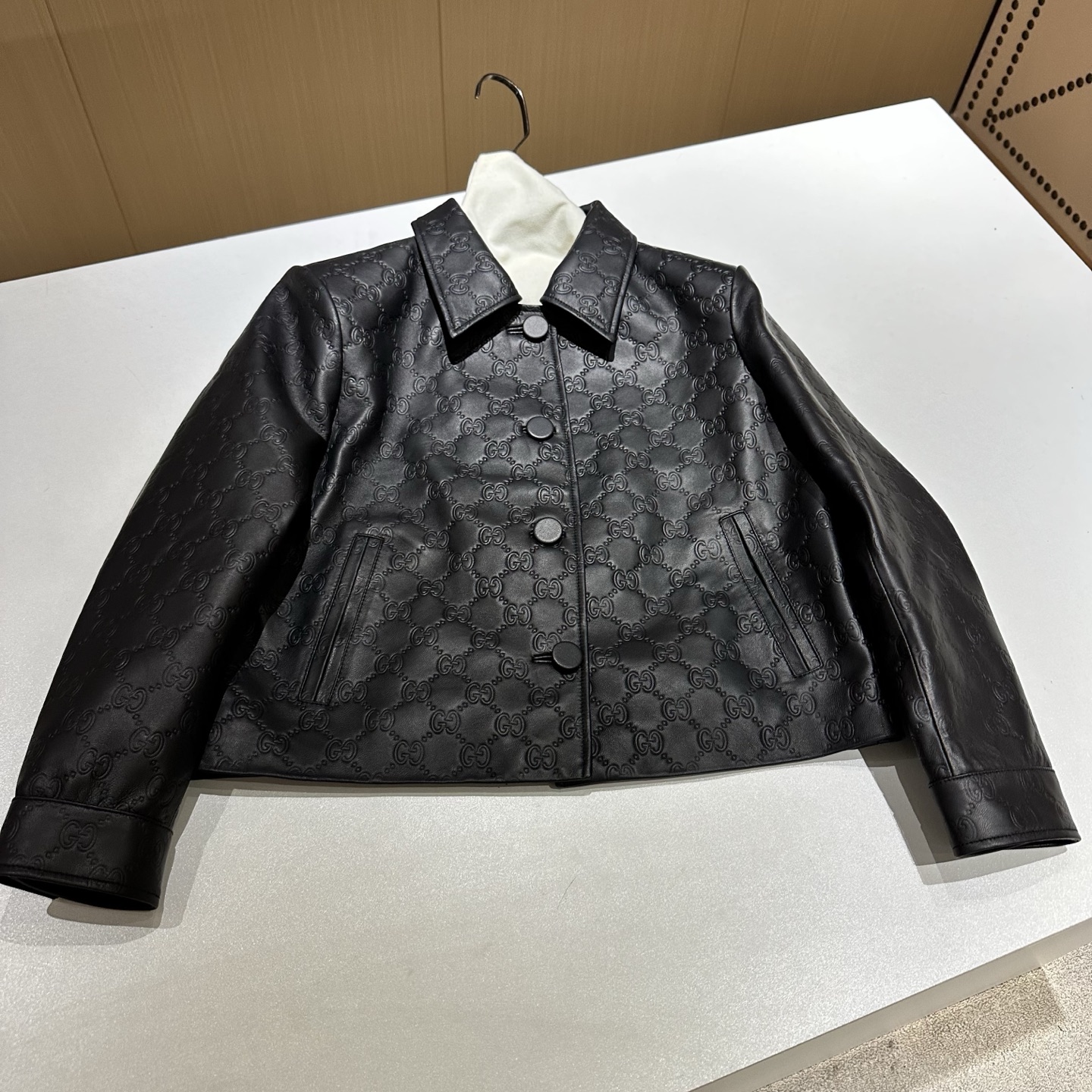 NO:868792,# Genuine leather style small jacket Original customized hardware accessories Made of sheepskin imported from South Africa Sizes S, M, L, XL Brand Story Guccl  (Gucci) is a fashion luxury brand originating from Italy and one of the global luxury brands. It was founded by Guccio Gucci in Florence, Italy in 1919. Gucci's products include fashion, leather goods, leather shoes, watches, ties, scarves, perfumes, household products and pet products, etc. It is famous for its unique creativity and innovation, as well as exquisite Italian craftsmanship. CUCCI brand fashion has always been famous for its high-end, luxury and sexy, Gucci - clothing, gucci, gucci, jackets &  coats, sheepskin, ties,19860909# 真皮气质小外套 原版定制五金辅料 采用南非进口羊皮料 尺码S,M,L,XL 品牌故事 Guccl (古驰)是源于意大利的时装奢饰品牌,是全球奢侈品品牌之一.由古驰奥-古驰在19于意大利佛罗伦萨创办.古驰的产品包括时装、皮具、皮鞋、手表、领带、丝巾、香水、家居用品及宠物用品等,借由其独特的创意和革新,以及精湛的意大利工艺闻名于世. CUcCI 品牌时装一向以高档、豪华、性感而闻名于世,古驰-服装,gucci,gucci,jackets & coats,sheepskin,ties,,Women's clothing