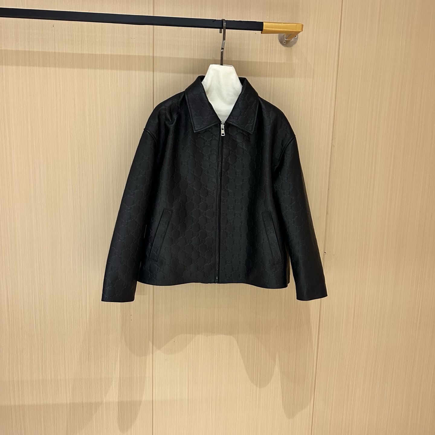 NO:868775,# Genuine leather temperament small jacket Original customized hardware accessories Made of mixed sheepskin imported from South Africa Sizes S, M, L, XL Brand Story Guccl  (Gucci) is a fashion luxury brand originating from Italy and one of the global luxury brands. It was founded by Guccio Gucci in Florence, Italy in 1919. Gucci's products include fashion, leather goods, leather shoes, watches, ties, scarves, perfumes, household products and pet products, etc. It is famous for its unique creativity and innovation, as well as exquisite Italian craftsmanship. CUCCI brand fashion has always been famous for its high-end, luxury and sexy, Gucci - clothing, gucci, gucci, jackets &  coats, sheepskin, ties,19860909# 真皮气质小外套 原版定制五金辅料 采用南非进口混种羊皮料 尺码S,M,L,XL 品牌故事 Guccl (古驰)是源于意大利的时装奢饰品牌,是全球奢侈品品牌之一.由古驰奥-古驰在19于意大利佛罗伦萨创办.古驰的产品包括时装、皮具、皮鞋、手表、领带、丝巾、香水、家居用品及宠物用品等,借由其独特的创意和革新,以及精湛的意大利工艺闻名于世. CUcCI 品牌时装一向以高档、豪华、性感而闻名于世,古驰-服装,gucci,gucci,jackets & coats,sheepskin,ties,,Women's clothing