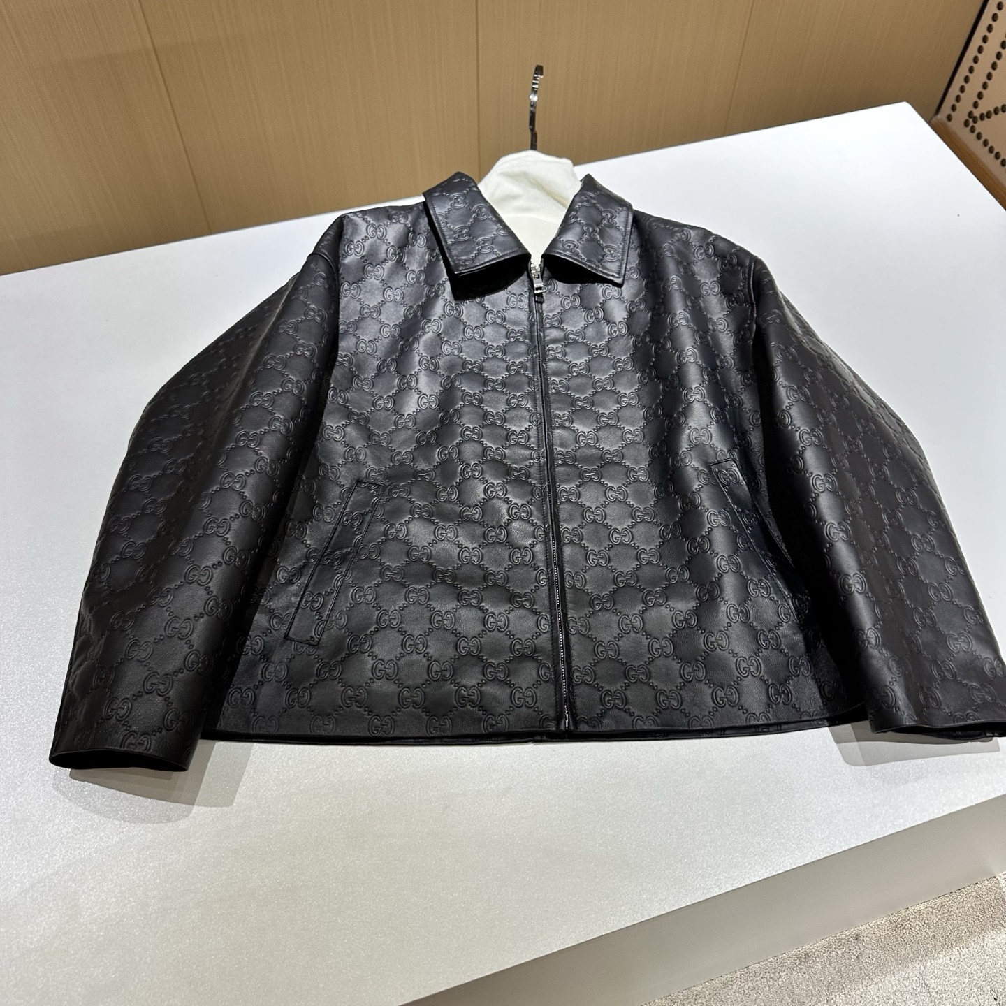 NO:889755,# Genuine leather temperament small jacket Original customized hardware accessories Made of mixed sheepskin imported from South Africa Sizes S, M, L, XL Brand Story Guccl  (Gucci) is a fashion luxury brand originating from Italy and one of the global luxury brands. It was founded by Guccio Gucci in Florence, Italy in 1919. Gucci's products include fashion, leather goods, leather shoes, watches, ties, scarves, perfumes, household products and pet products, etc. It is famous for its unique creativity and innovation, as well as exquisite Italian craftsmanship. CUCCI brand fashion has always been famous for its high-end, luxury and sexy, Gucci - clothing, gucci, gucci, jackets &  coats, sheepskin, ties,19860909# 真皮气质小外套 原版定制五金辅料 采用南非进口混种羊皮料 尺码S,M,L,XL 品牌故事 Guccl (古驰)是源于意大利的时装奢饰品牌,是全球奢侈品品牌之一.由古驰奥-古驰在19于意大利佛罗伦萨创办.古驰的产品包括时装、皮具、皮鞋、手表、领带、丝巾、香水、家居用品及宠物用品等,借由其独特的创意和革新,以及精湛的意大利工艺闻名于世. CUcCI 品牌时装一向以高档、豪华、性感而闻名于世,古驰-服装,gucci,gucci,jackets & coats,sheepskin,ties,,Women's clothing