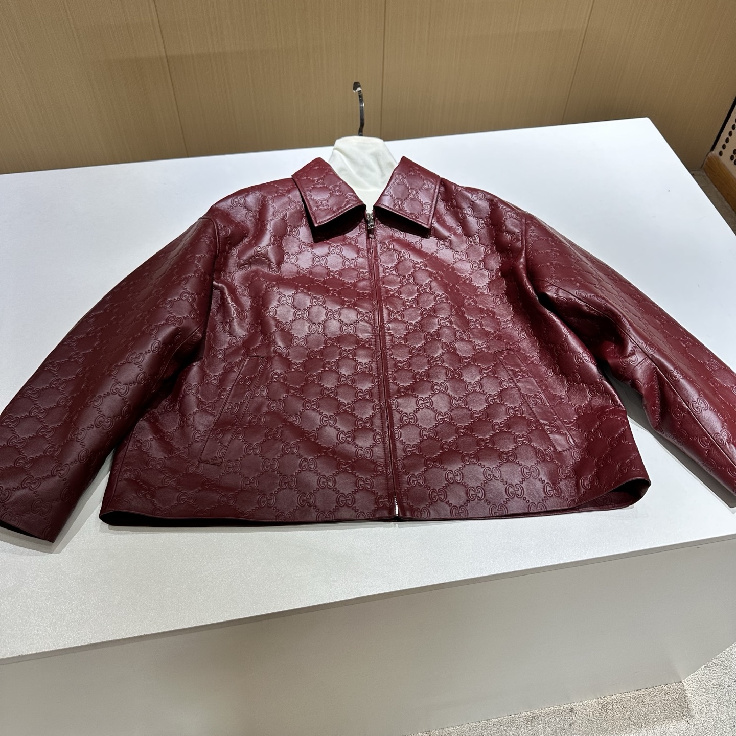 NO:889765,# Genuine leather temperament small jacket Original customized hardware accessories Made of mixed sheepskin imported from South Africa Sizes S, M, L, XL Brand Story Guccl  (Gucci) is a fashion luxury brand originating from Italy and one of the global luxury brands. It was founded by Guccio Gucci in Florence, Italy in 1919. Gucci's products include fashion, leather goods, leather shoes, watches, ties, scarves, perfumes, household products and pet products, etc. It is famous for its unique creativity and innovation, as well as exquisite Italian craftsmanship. CUCCI brand fashion has always been famous for its high-end, luxury and sexy, Gucci - clothing, gucci, gucci, jackets &  coats, sheepskin, ties,19860909# 真皮气质小外套 原版定制五金辅料 采用南非进口混种羊皮料 尺码S,M,L,XL 品牌故事 Guccl (古驰)是源于意大利的时装奢饰品牌,是全球奢侈品品牌之一.由古驰奥-古驰在19于意大利佛罗伦萨创办.古驰的产品包括时装、皮具、皮鞋、手表、领带、丝巾、香水、家居用品及宠物用品等,借由其独特的创意和革新,以及精湛的意大利工艺闻名于世. CUcCI 品牌时装一向以高档、豪华、性感而闻名于世,古驰-服装,gucci,gucci,jackets & coats,sheepskin,ties,,Women's clothing