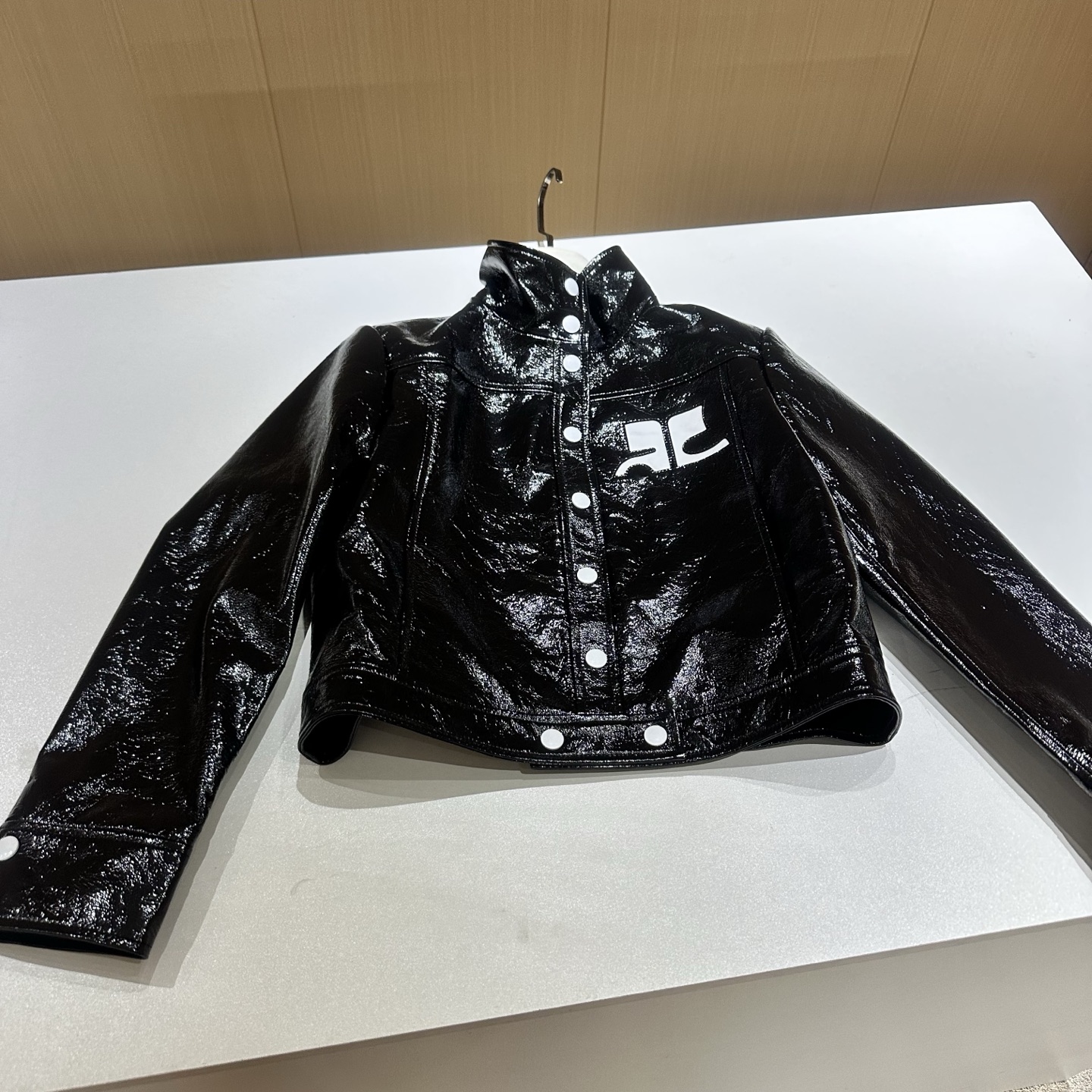 NO:889787,Courreges ━━━━ ●*● ━━━━ 2026 Spring and Summer Super Fried Leather Jacket Sizes S ~  The length of the jacket is more handsome!  S- XL, women's clothing, jackets & coats, leather jacket, sheepskin,19860909Courreges ━━━━ ●*● ━━━━ 2026春夏 超炸皮衣 尺码 S ～XL 整件皮衣选用进口漆皮小羊皮,细腻而柔软的质感,大身线条明朗.简洁大方时髦 为带来视觉聚焦 象征纯澈而不被定义 奢华高端品质！ 夹克长短更加帅气！ S- XL,女装,jackets & coats,leather jacket,sheepskin,,Women's clothing