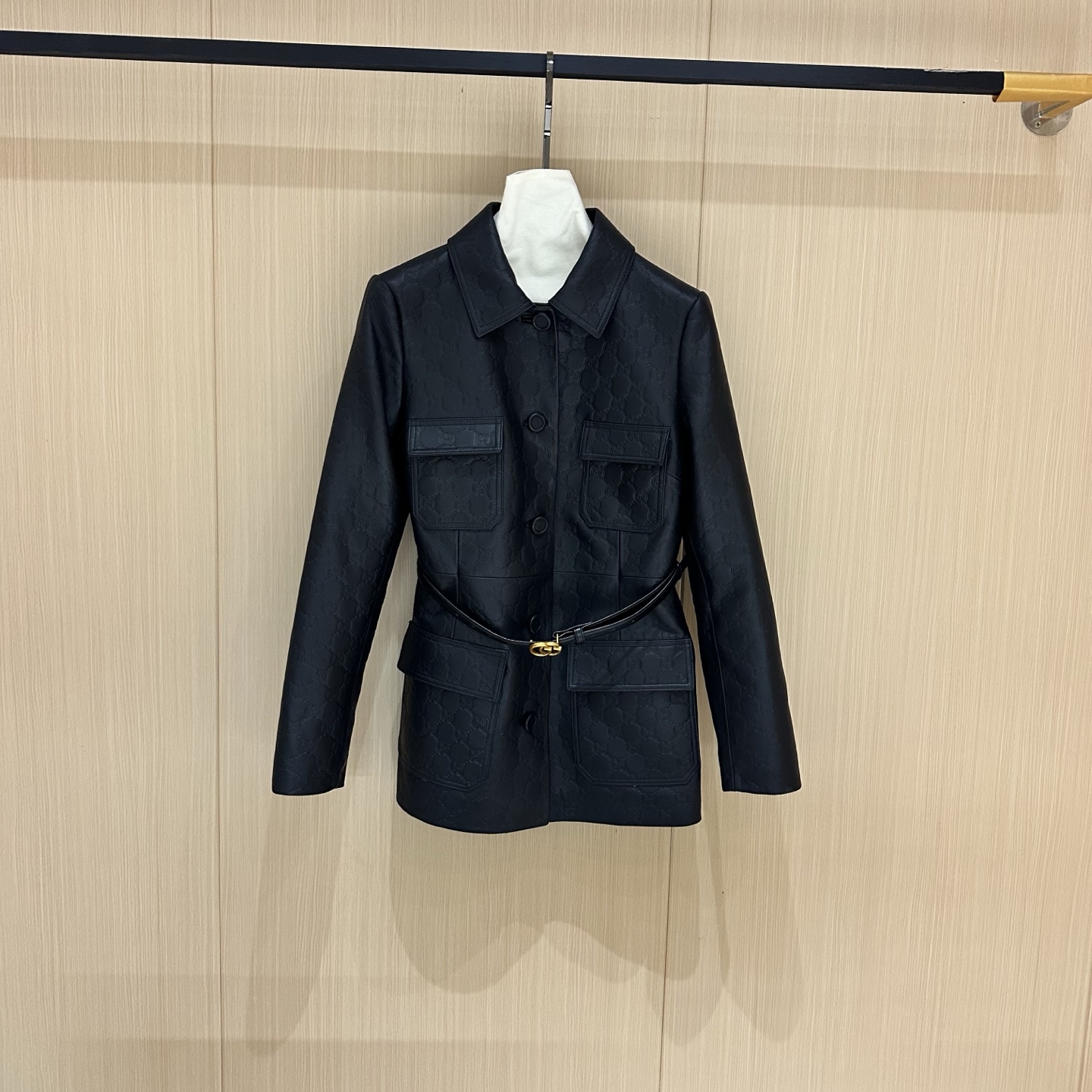 NO:859235,# Genuine leather jacket with heavy embossing on the collar and embossing on the whole body!  Original customized hardware accessories Made of imported lambskin Heavy stamping Sizes S, M, L, XL Brand Story Guccl  (Gucci) is a fashion luxury brand originating from Italy and one of the global luxury brands. It was founded by Guccio-Gucci in Florence, Italy in 1919. Gucci's products include fashion, leather goods, leather shoes, watches, ties, scarves, perfumes, household products and pet products, etc. It is famous for its unique creativity and innovation, as well as exquisite Italian craftsmanship. CUCCI brand fashion has always been famous for its high-end, luxury and sexy, Gucci - clothing, gucci, gucci, jackets  & coats,sheepskin,ties,19860909# 真皮气质外套 领子重工压印制作 全身压纹！原版定制五金辅料 采用进口小羊皮 重工压印 尺码S,M,L,XL 品牌故事 Guccl (古驰)是源于意大利的时装奢饰品牌,是吧全球奢侈品品牌之一.由古驰奥-古驰在19于意大利佛罗伦萨创办.古驰的产品包括时装、皮具、皮鞋、手表、领带、丝巾、香水、家居用品及宠物用品等,借由其独特的创意和革新,以及精湛的意大利工艺闻名于世. CUcCI 品牌时装一向以高档、豪华、性感而闻名于世,古驰-服装,gucci,gucci,jackets & coats,sheepskin,ties,,Women's clothing