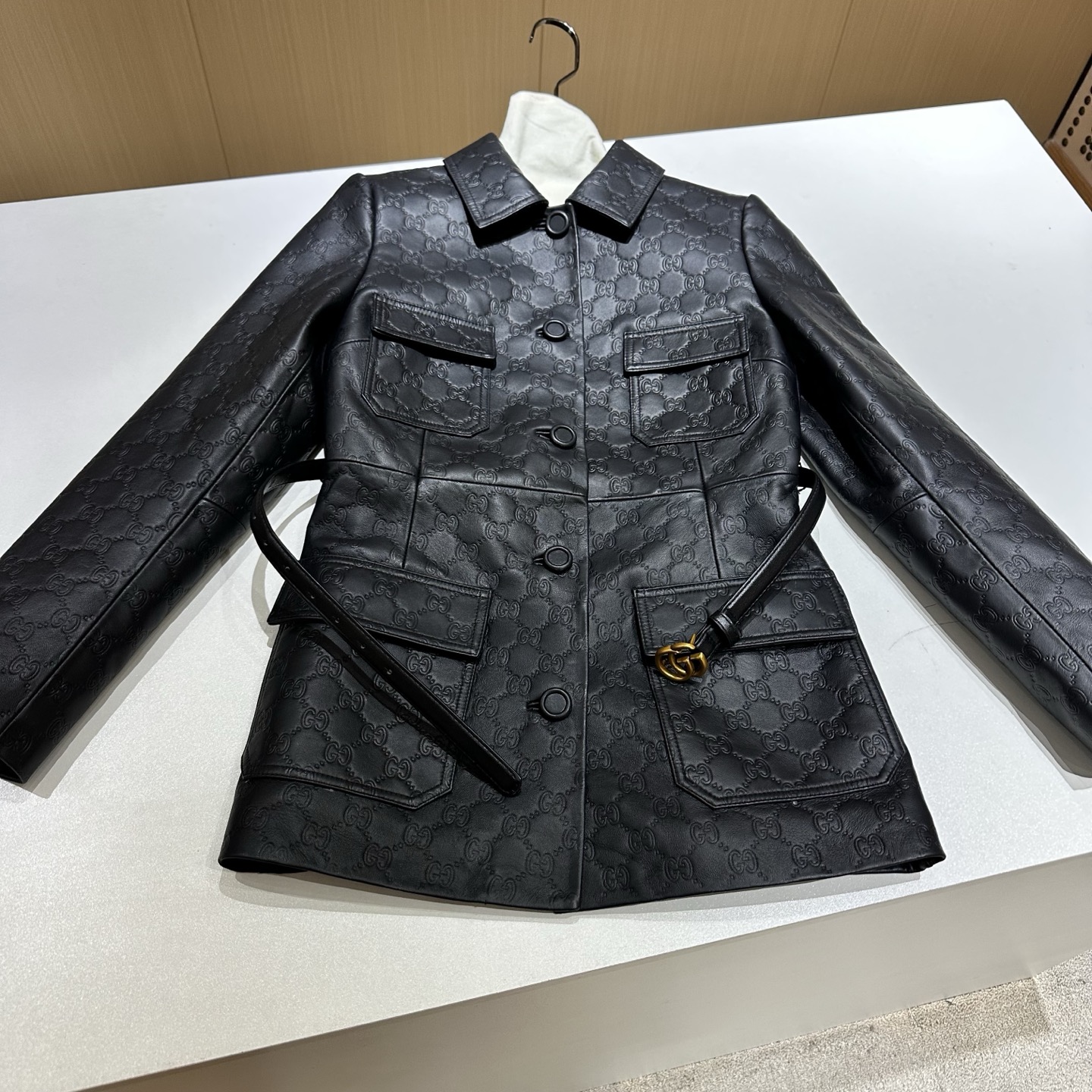 NO:868843,# Genuine leather jacket with heavy embossing on the collar and embossing on the whole body!  Original customized hardware accessories Made of imported lambskin Heavy stamping Sizes S, M, L, XL Brand Story Guccl  (Gucci) is a fashion luxury brand originating from Italy and one of the global luxury brands. It was founded by Guccio-Gucci in Florence, Italy in 1919. Gucci's products include fashion, leather goods, leather shoes, watches, ties, scarves, perfumes, household products and pet products, etc. It is famous for its unique creativity and innovation, as well as exquisite Italian craftsmanship. CUCCI brand fashion has always been famous for its high-end, luxury and sexy, Gucci - clothing, gucci, gucci, jackets  & coats,sheepskin,ties,19860909# 真皮气质外套 领子重工压印制作 全身压纹！原版定制五金辅料 采用进口小羊皮 重工压印 尺码S,M,L,XL 品牌故事 Guccl (古驰)是源于意大利的时装奢饰品牌,是吧全球奢侈品品牌之一.由古驰奥-古驰在19于意大利佛罗伦萨创办.古驰的产品包括时装、皮具、皮鞋、手表、领带、丝巾、香水、家居用品及宠物用品等,借由其独特的创意和革新,以及精湛的意大利工艺闻名于世. CUcCI 品牌时装一向以高档、豪华、性感而闻名于世,古驰-服装,gucci,gucci,jackets & coats,sheepskin,ties,,Women's clothing