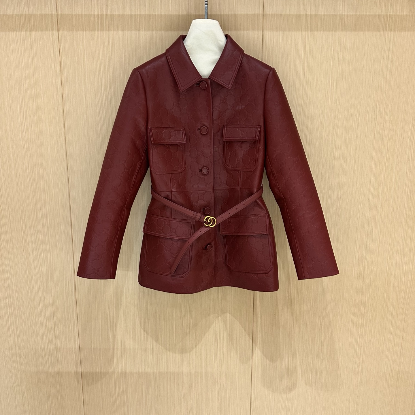 NO:870540,# Genuine leather jacket with heavy embossing on the collar and embossing on the whole body!  Original customized hardware accessories Made of imported lambskin Heavy stamping Sizes S, M, L, XL Brand Story Guccl  (Gucci) is a fashion luxury brand originating from Italy and one of the global luxury brands. It was founded by Guccio-Gucci in Florence, Italy in 1919. Gucci's products include fashion, leather goods, leather shoes, watches, ties, scarves, perfumes, household products and pet products, etc. It is famous for its unique creativity and innovation, as well as exquisite Italian craftsmanship. CUCCI brand fashion has always been famous for its high-end, luxury and sexy, Gucci - clothing, gucci, gucci, jackets  & coats,sheepskin,ties,19860909# 真皮气质外套 领子重工压印制作 全身压纹！原版定制五金辅料 采用进口小羊皮 重工压印 尺码S,M,L,XL 品牌故事 Guccl (古驰)是源于意大利的时装奢饰品牌,是吧全球奢侈品品牌之一.由古驰奥-古驰在19于意大利佛罗伦萨创办.古驰的产品包括时装、皮具、皮鞋、手表、领带、丝巾、香水、家居用品及宠物用品等,借由其独特的创意和革新,以及精湛的意大利工艺闻名于世. CUcCI 品牌时装一向以高档、豪华、性感而闻名于世,古驰-服装,gucci,gucci,jackets & coats,sheepskin,ties,,Women's clothing