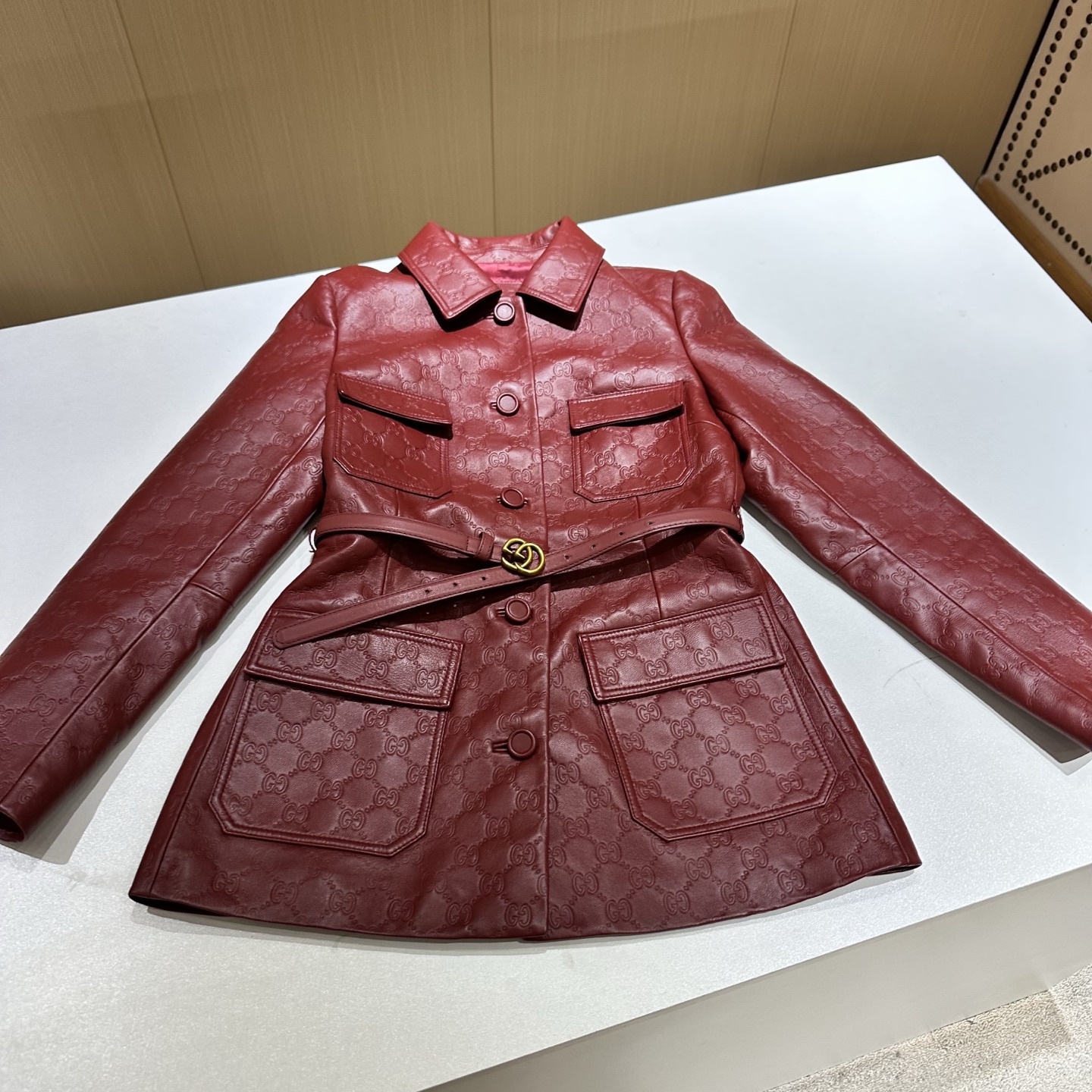 NO:927040,# Genuine leather jacket with heavy embossing on the collar and embossing on the whole body!  Original customized hardware accessories Made of imported lambskin Heavy stamping Sizes S, M, L, XL Brand Story Guccl  (Gucci) is a fashion luxury brand originating from Italy and one of the global luxury brands. It was founded by Guccio-Gucci in Florence, Italy in 1919. Gucci's products include fashion, leather goods, leather shoes, watches, ties, scarves, perfumes, household products and pet products, etc. It is famous for its unique creativity and innovation, as well as exquisite Italian craftsmanship. CUCCI brand fashion has always been famous for its high-end, luxury and sexy, Gucci - clothing, gucci, gucci, jackets  & coats,sheepskin,ties,19860909# 真皮气质外套 领子重工压印制作 全身压纹！原版定制五金辅料 采用进口小羊皮 重工压印 尺码S,M,L,XL 品牌故事 Guccl (古驰)是源于意大利的时装奢饰品牌,是吧全球奢侈品品牌之一.由古驰奥-古驰在19于意大利佛罗伦萨创办.古驰的产品包括时装、皮具、皮鞋、手表、领带、丝巾、香水、家居用品及宠物用品等,借由其独特的创意和革新,以及精湛的意大利工艺闻名于世. CUcCI 品牌时装一向以高档、豪华、性感而闻名于世,古驰-服装,gucci,gucci,jackets & coats,sheepskin,ties,,Women's clothing